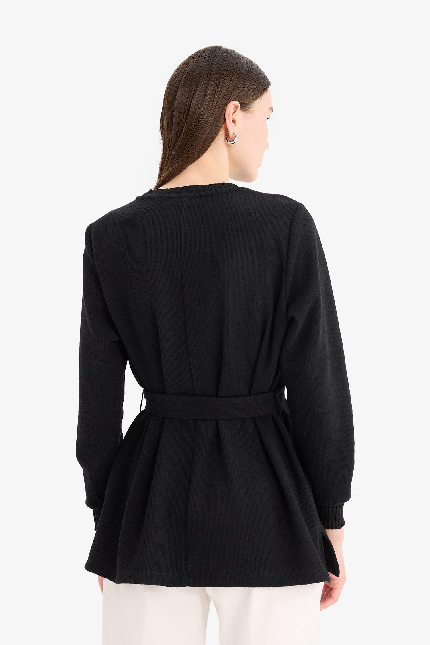 بلوزة طويلة قصة عادية بياخة مستديرة وبطانة ناعمة