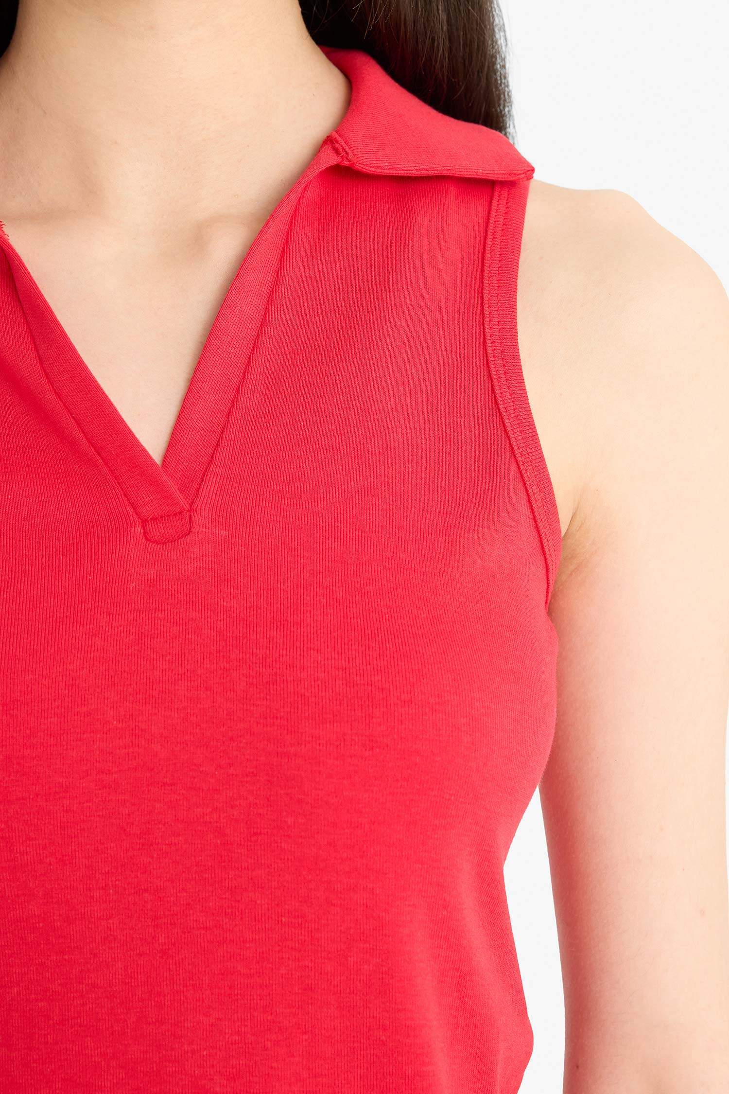 بلوزة كت احمر سليم فيت وياقة بولو