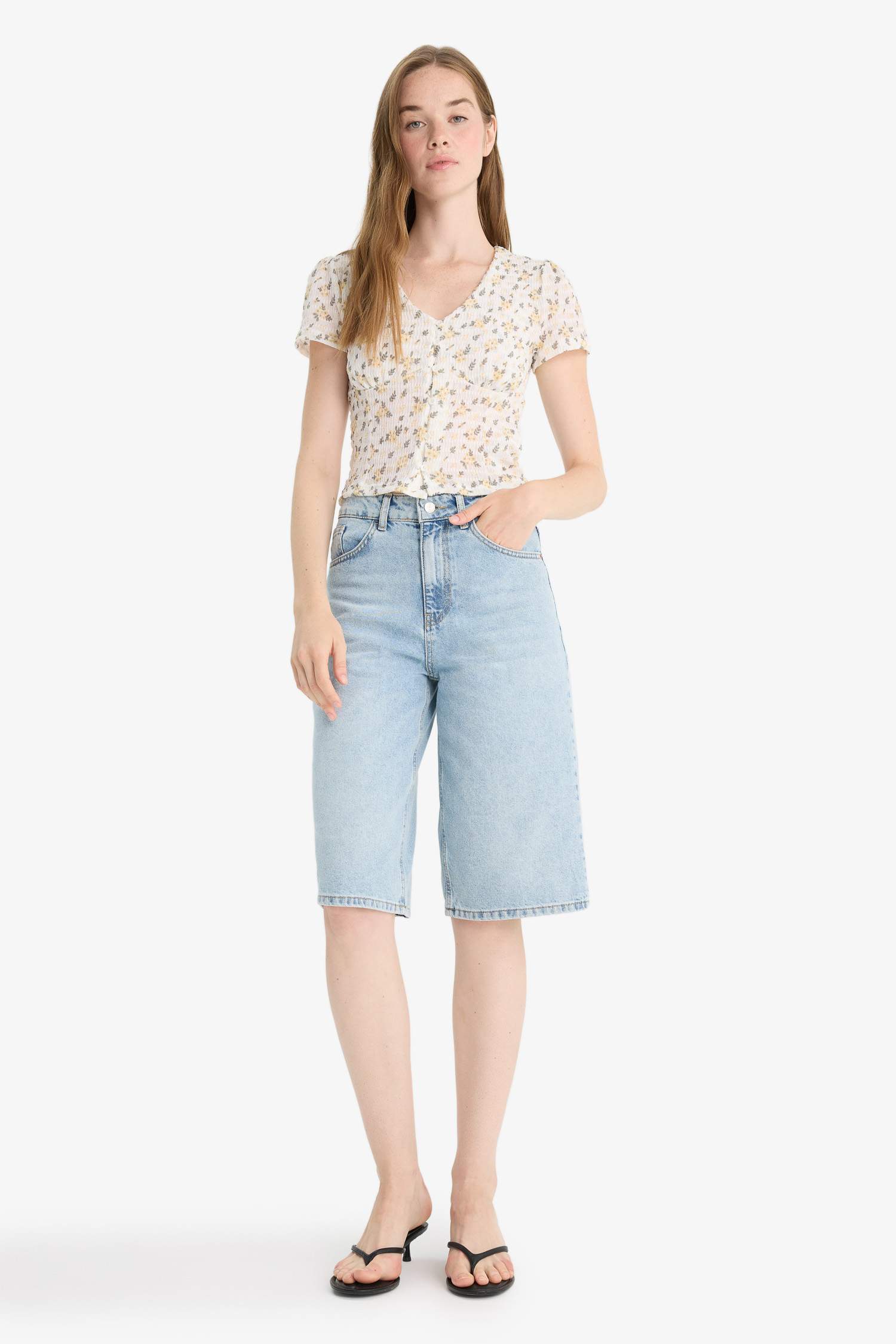 Fitted V Yaka Çiçekli Dokulu Kısa Kollu Bluz