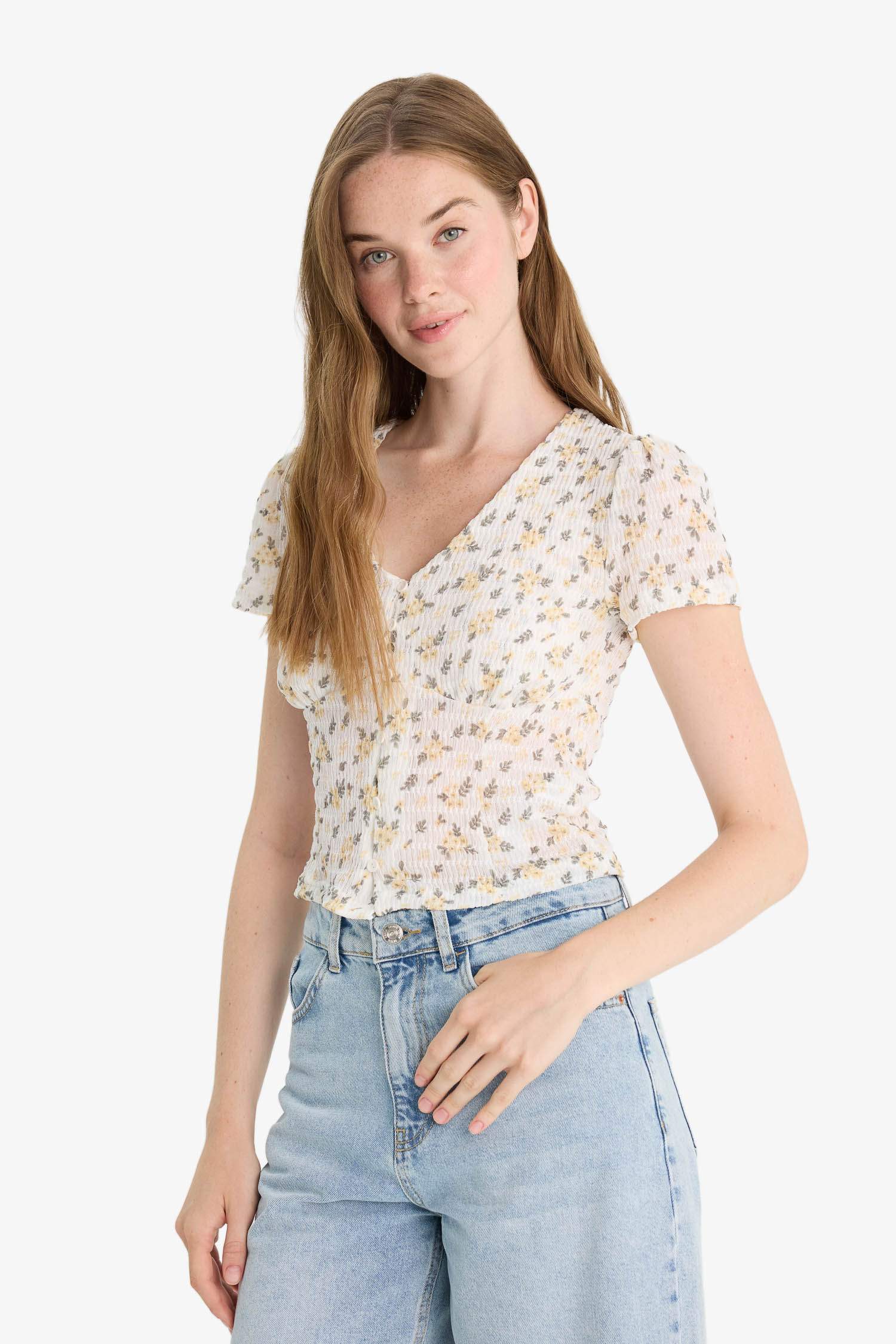 Fitted V Yaka Çiçekli Dokulu Kısa Kollu Bluz