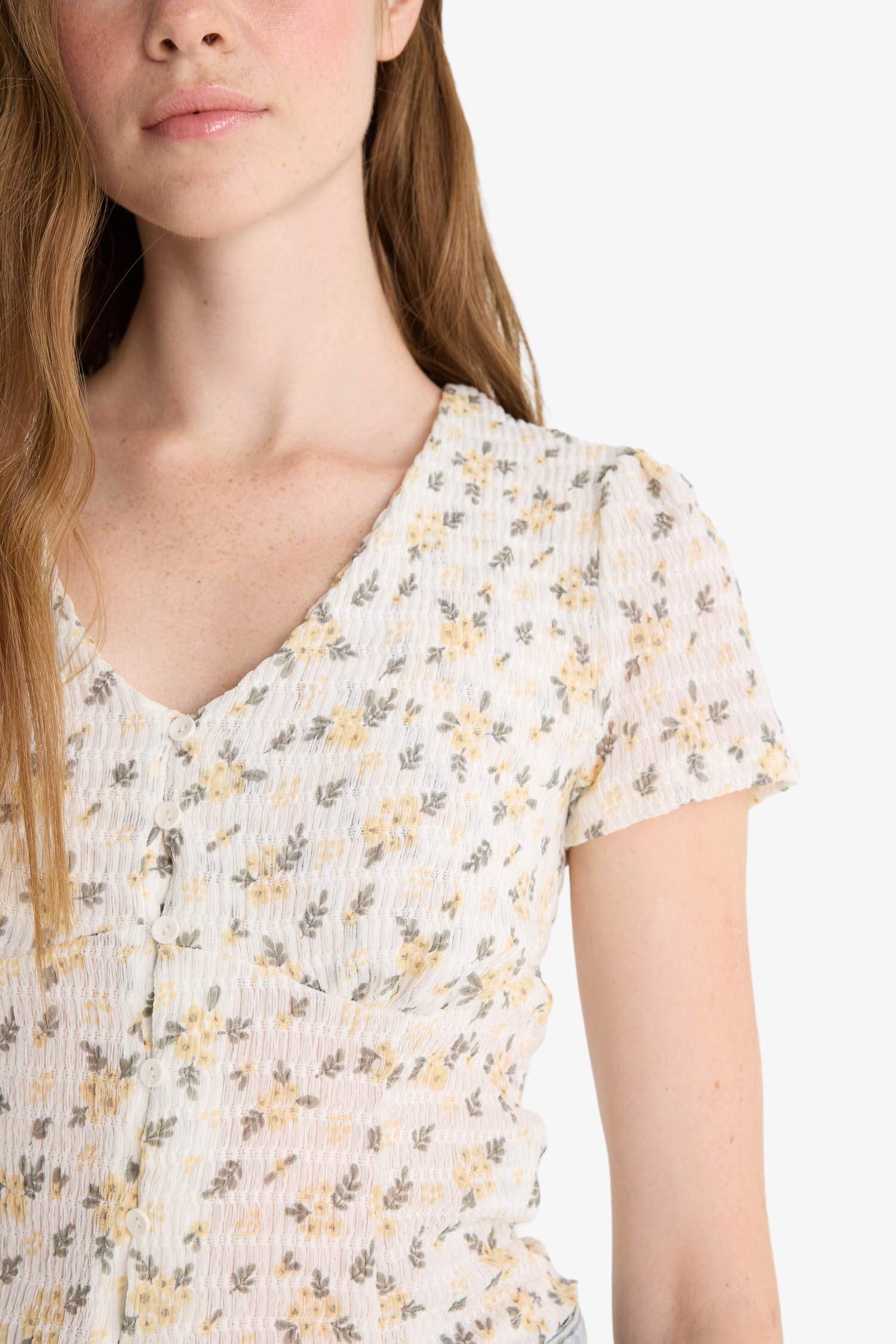 بلوزة نص كم فلورال سليم فيت بياقة V