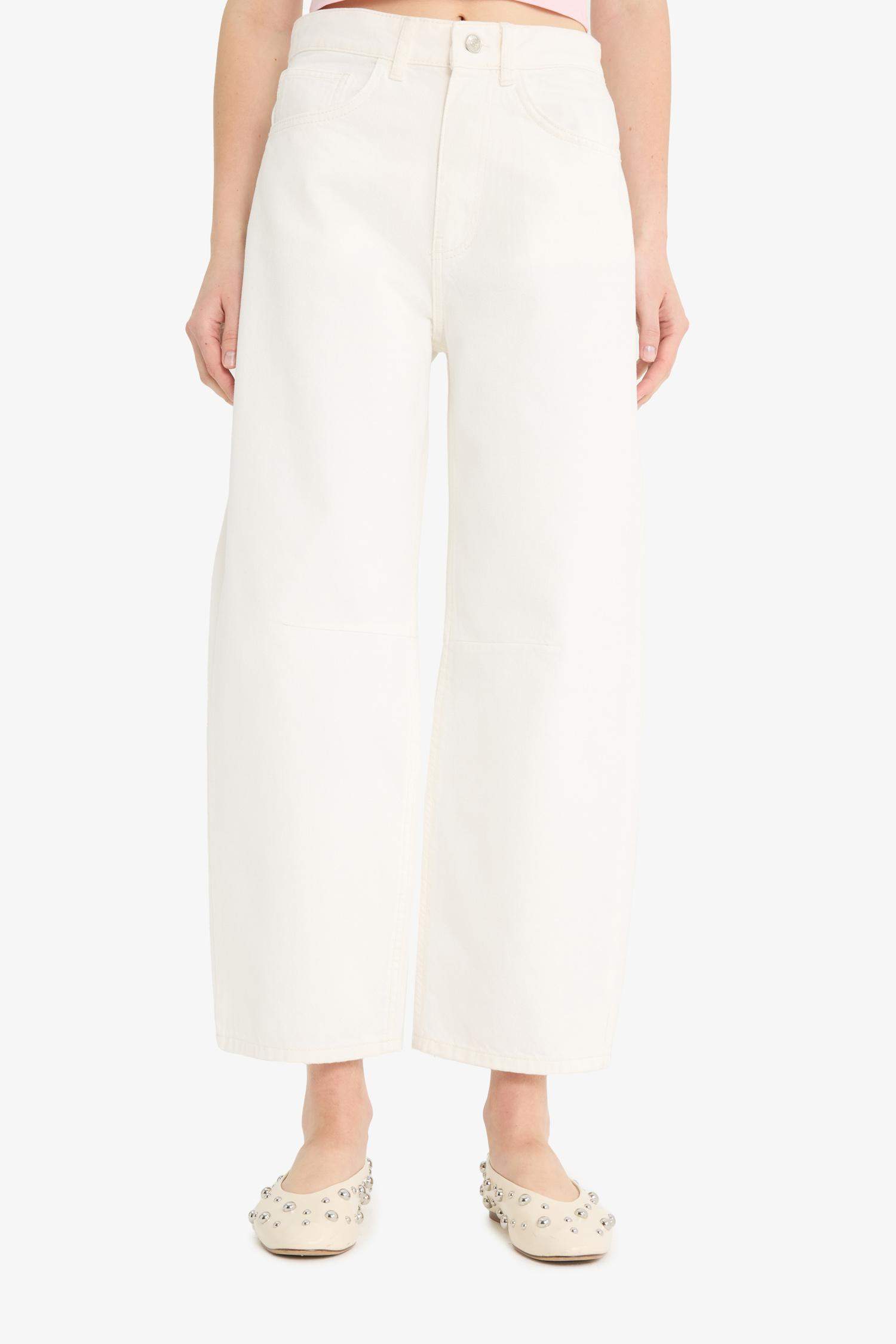 Jean blanc à taille normale et longueur cheville