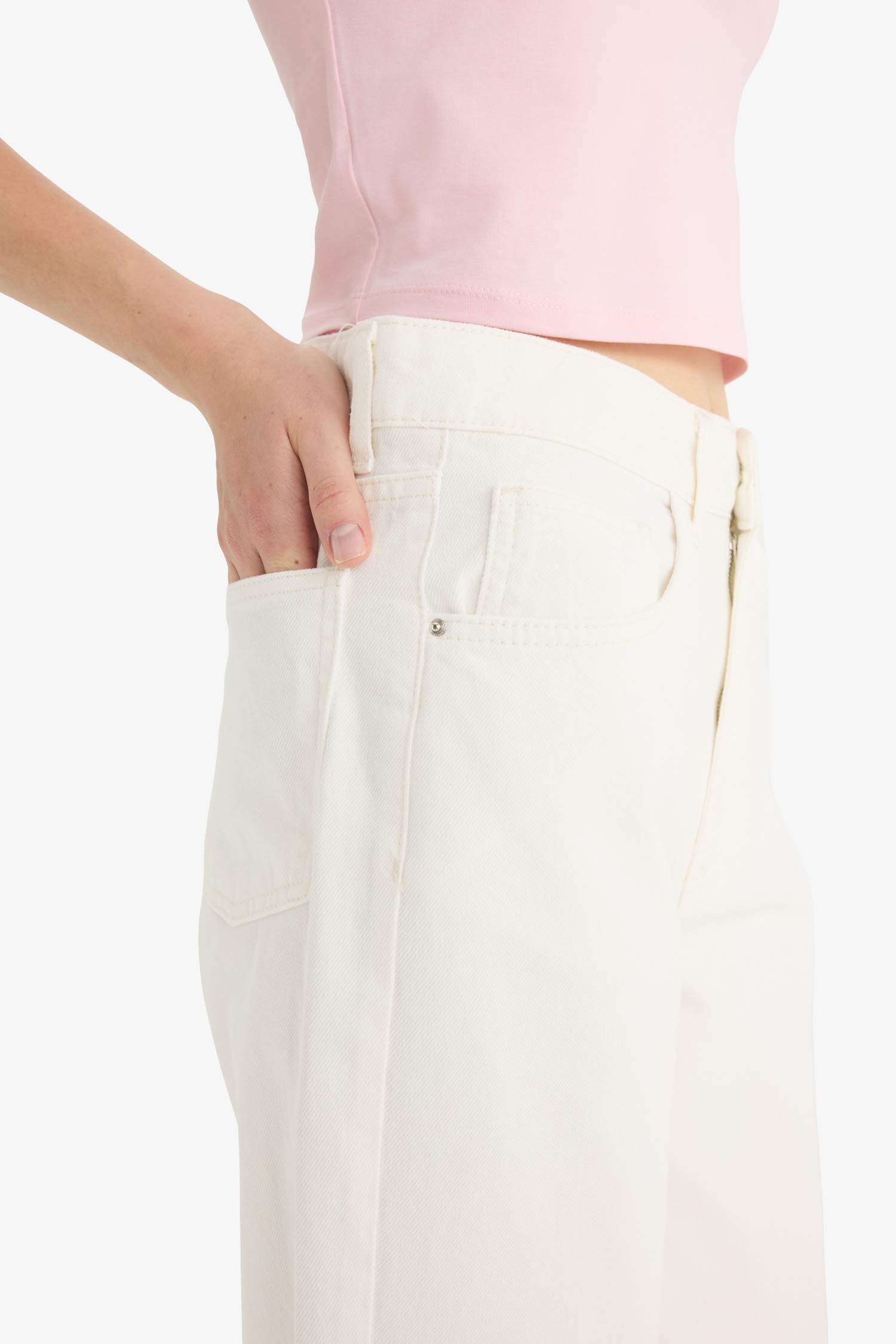 Jean blanc à taille normale et longueur cheville