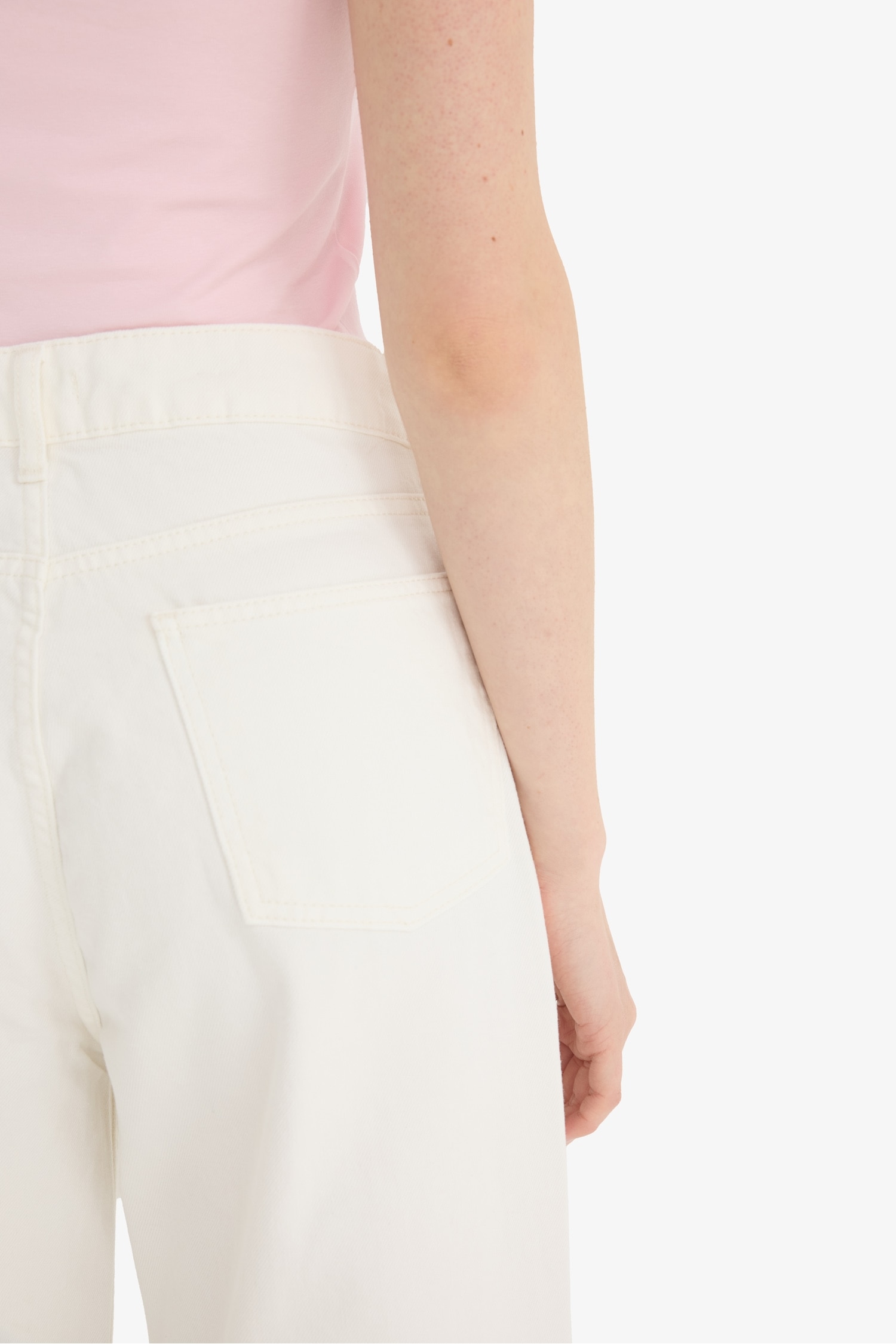 Jean blanc à taille normale et longueur cheville