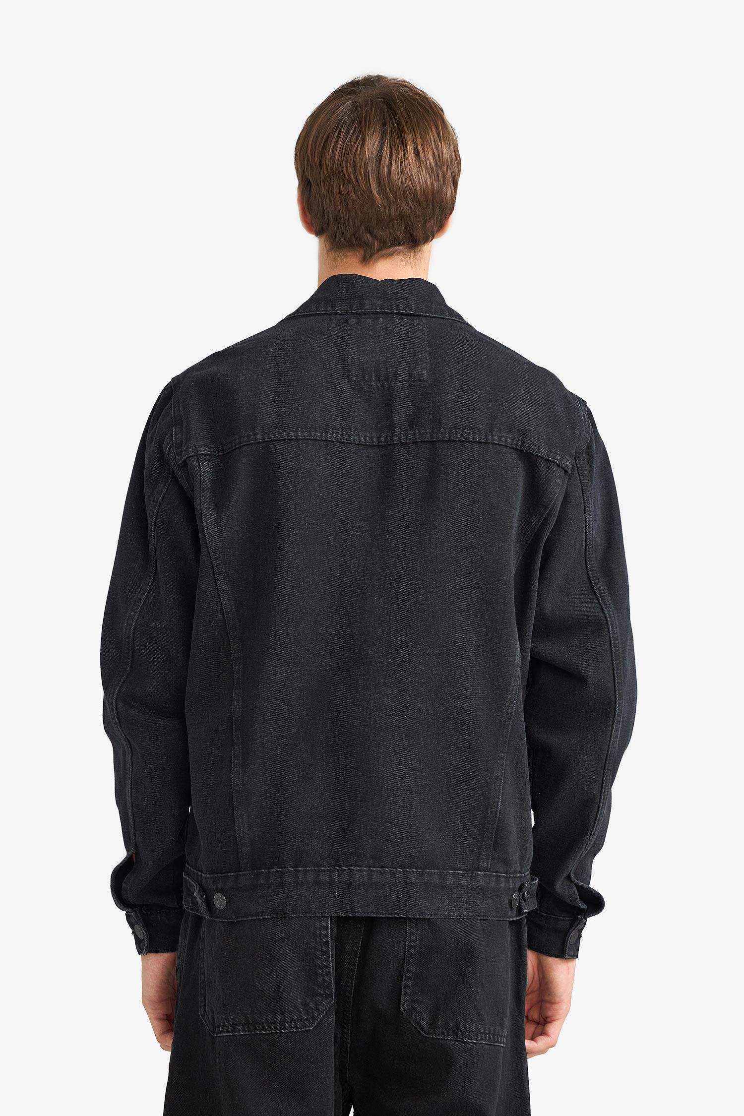 جاكيت جينز قصة عادية