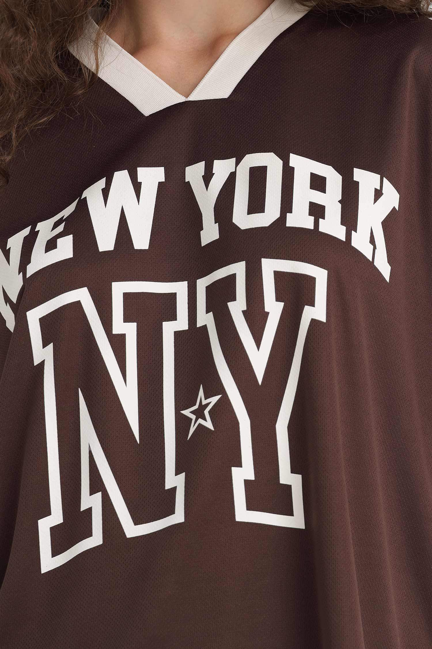 Oversize Geniş Kalıp V Yaka Baskılı Forma Kumaşı Kısa Kollu Tişört