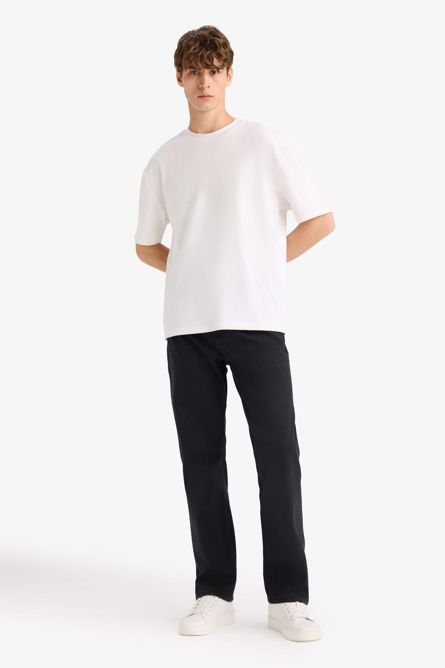 Джинсы Diago с комфортной посадкой, высокой талией, широкими прямыми штанинами.