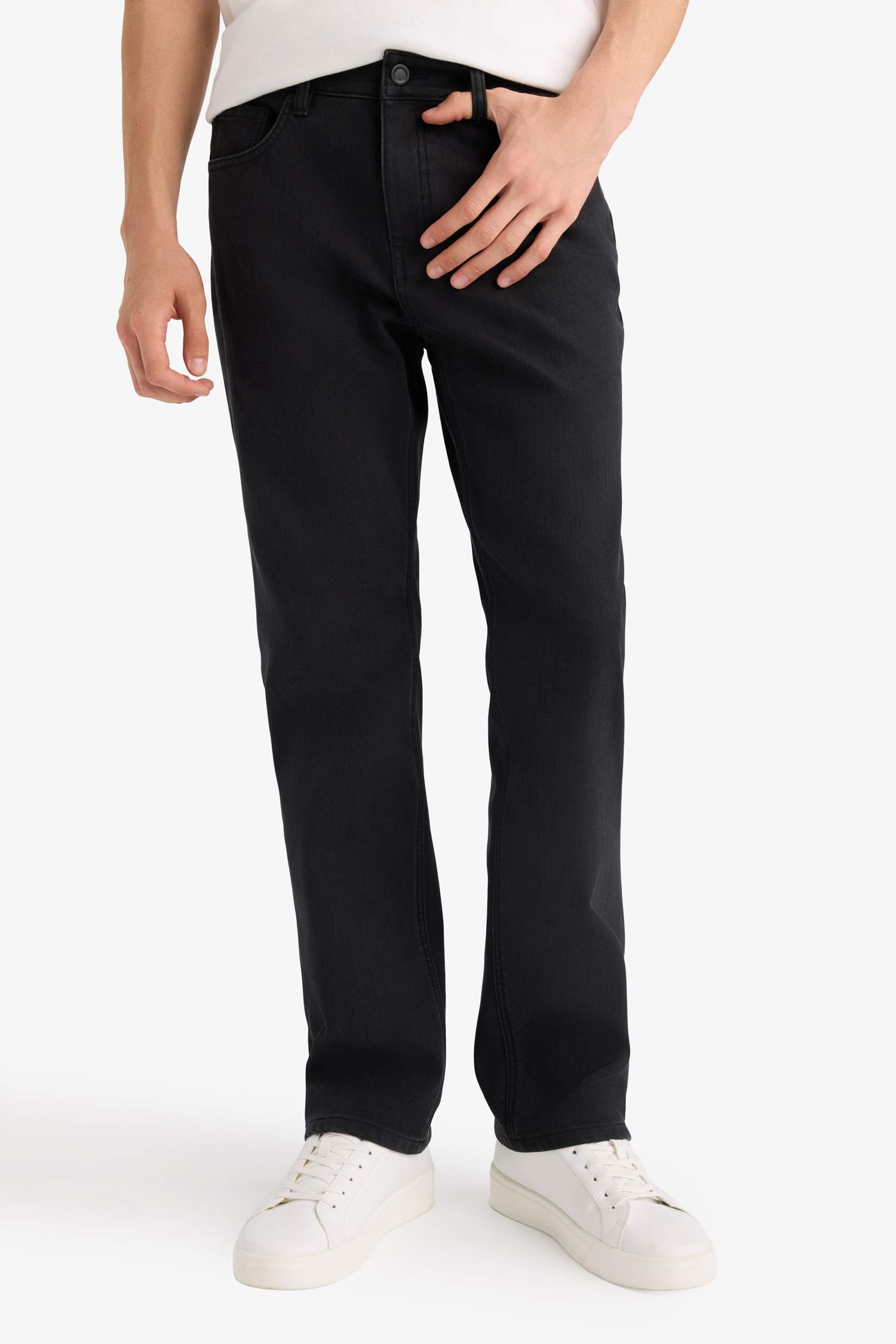 Джинсы Diago с комфортной посадкой, высокой талией, широкими прямыми штанинами.