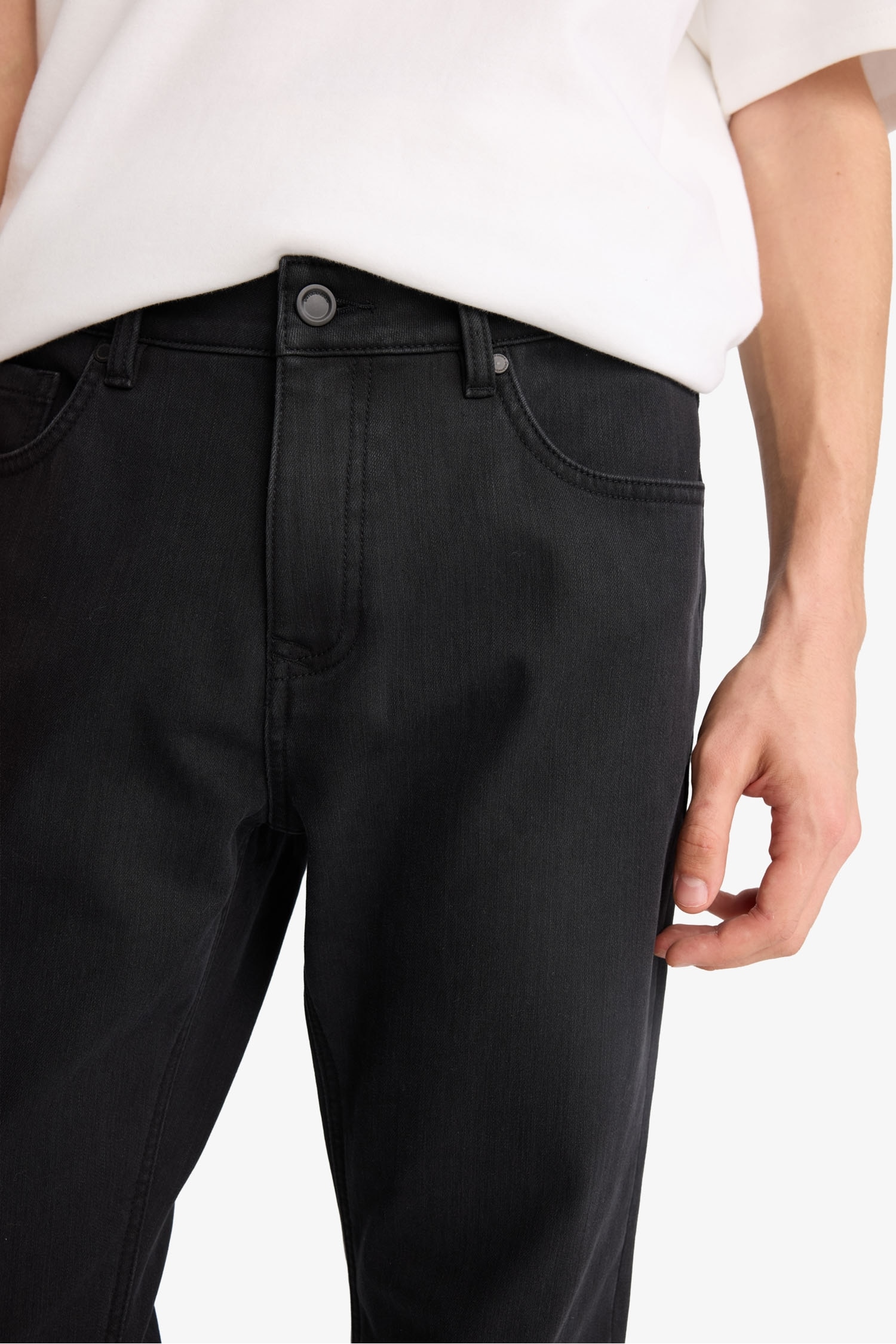 Джинсы Diago с комфортной посадкой, высокой талией, широкими прямыми штанинами.