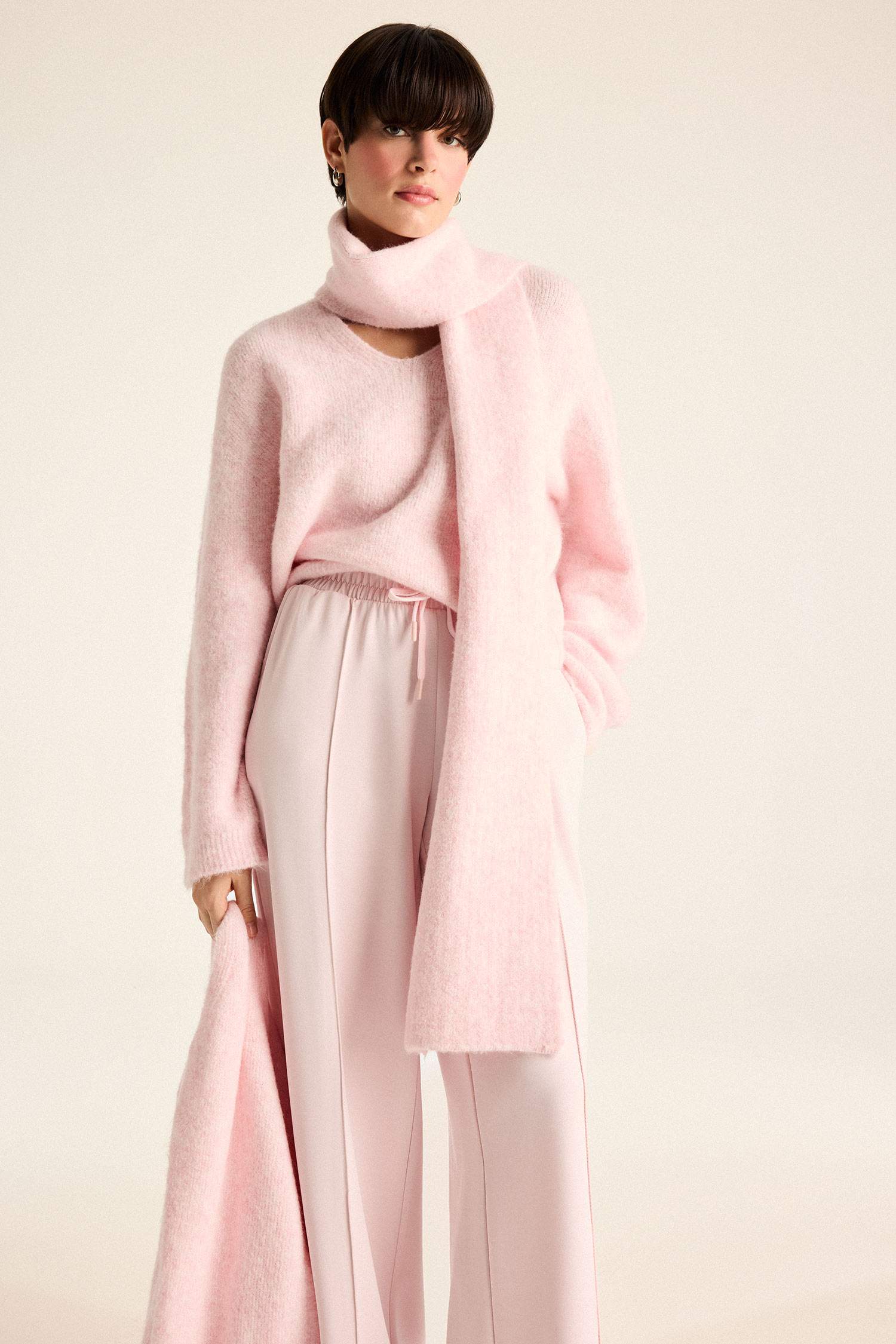 V Yaka Yumuşak Dokulu Dikişsiz Triko Kazak