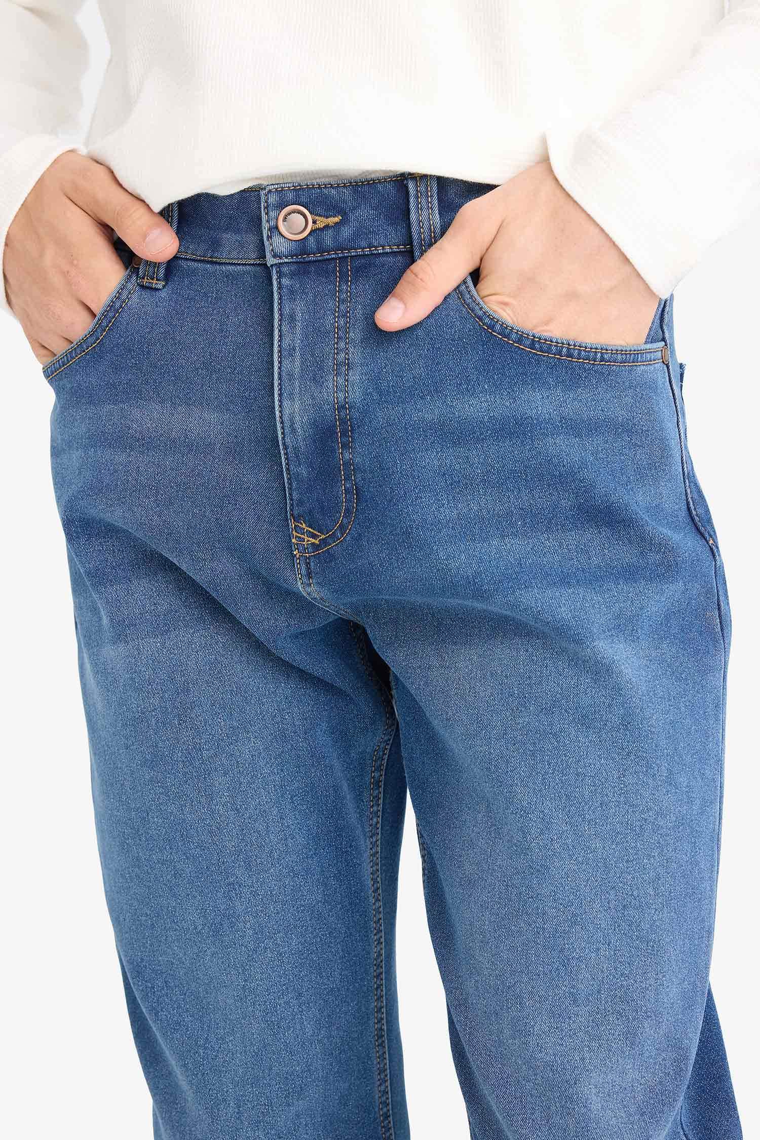 بنطلون جينز بقصة عادية تايبرد فيت