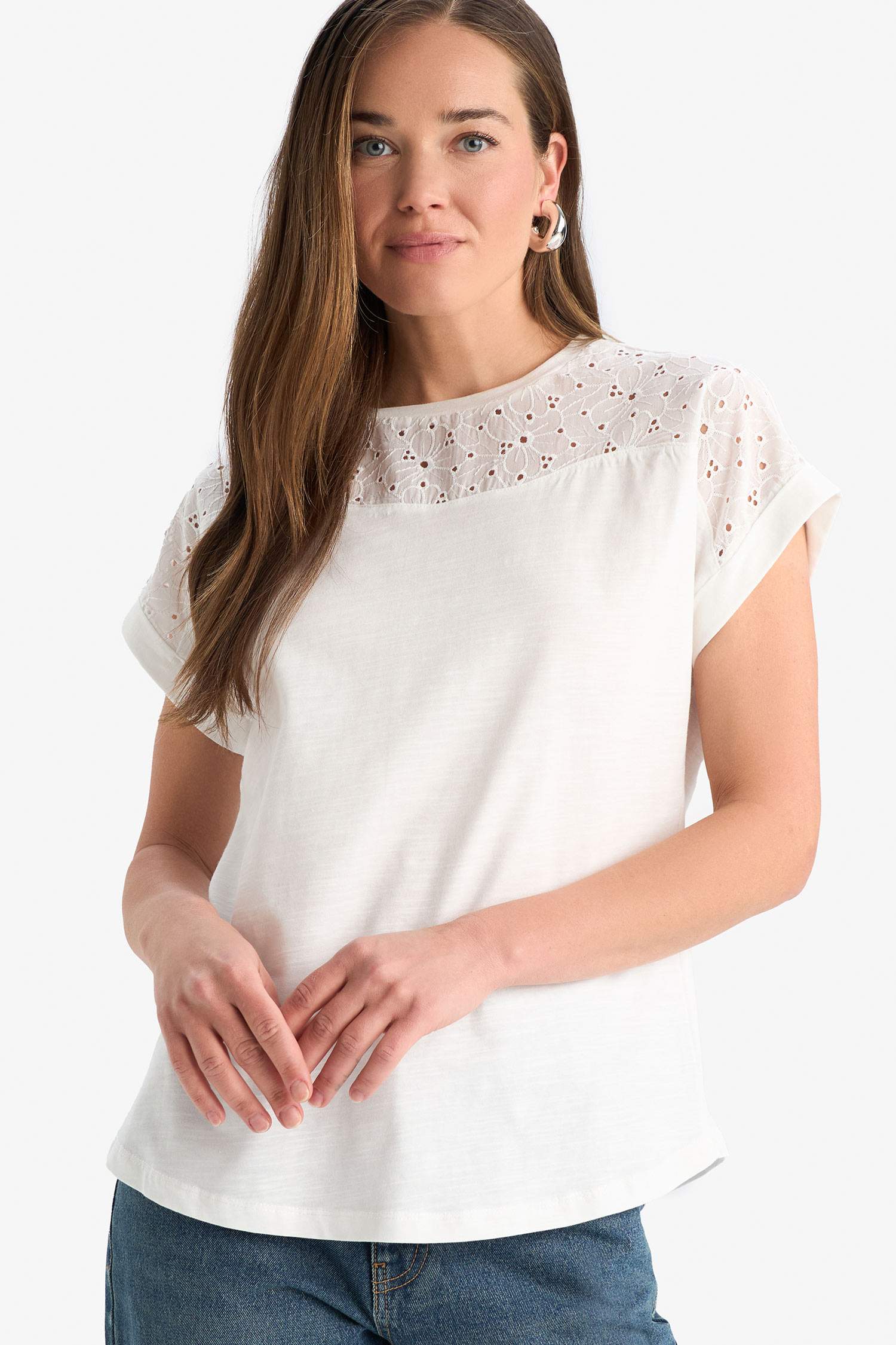 Bisiklet Yaka Dantel Detaylı Kısa Kollu Tişört