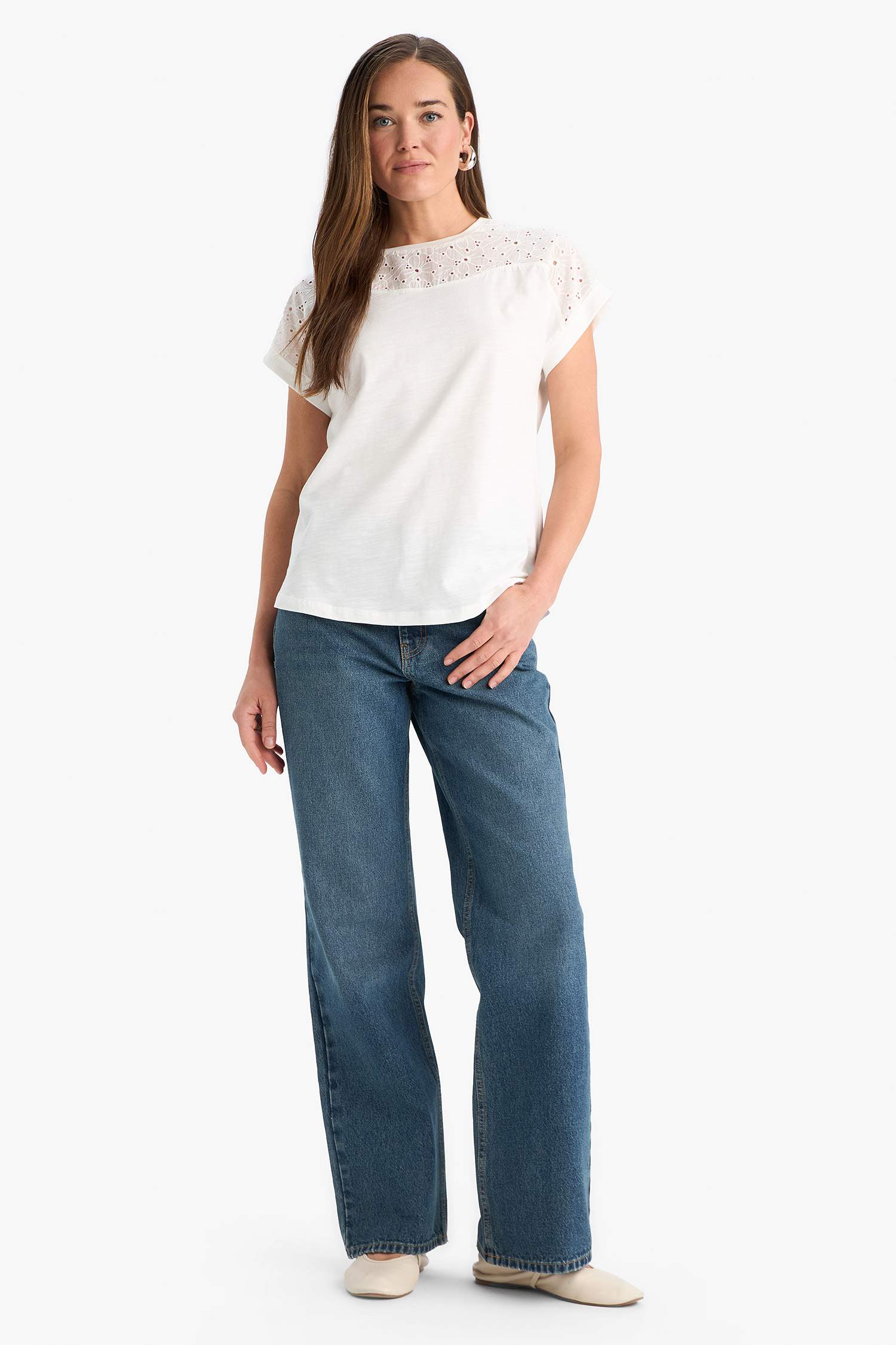 Bisiklet Yaka Dantel Detaylı Kısa Kollu Tişört