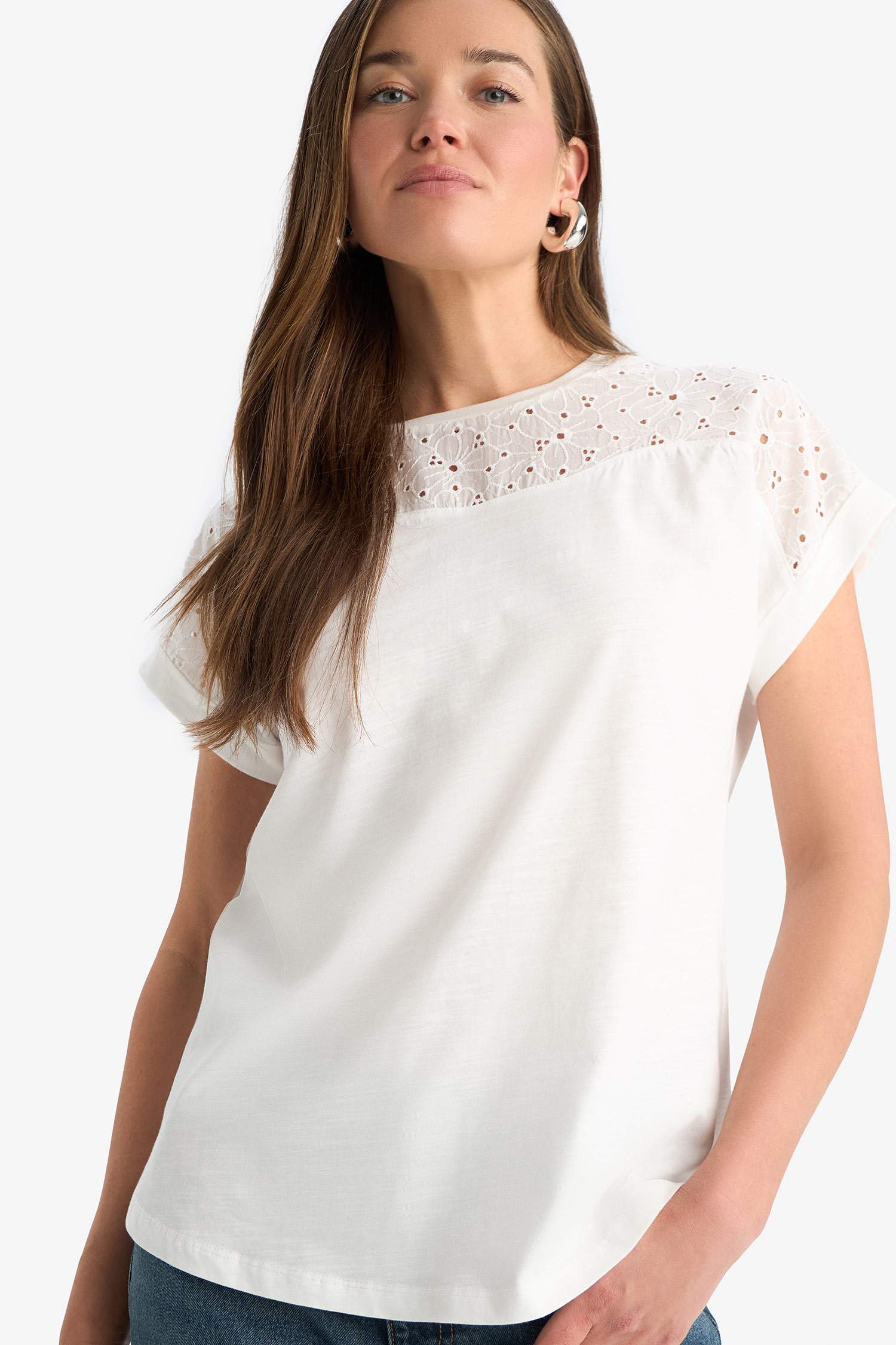 Bisiklet Yaka Dantel Detaylı Kısa Kollu Tişört