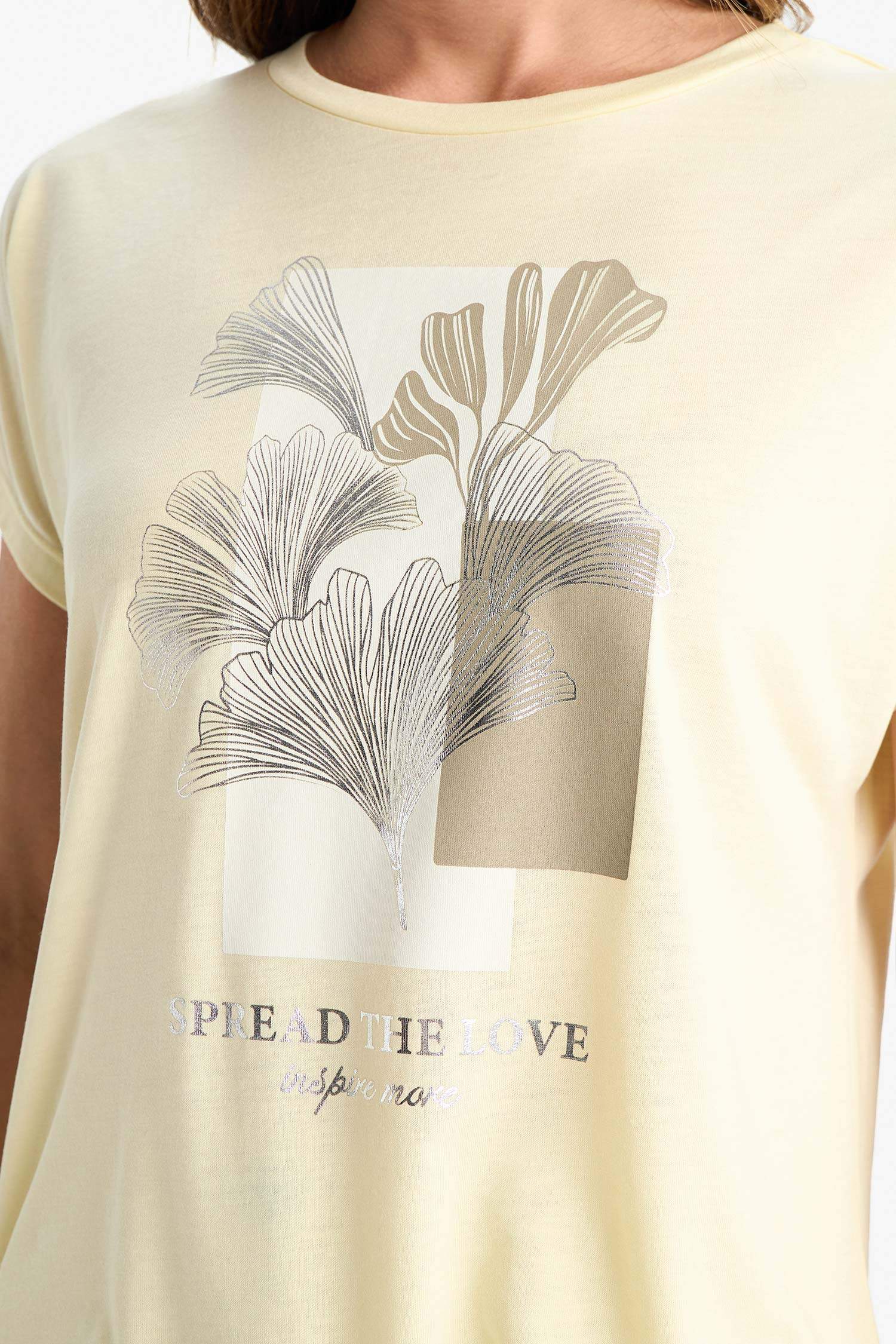 تيشيرت نص ردن بياخة مستديرة وقصة عادية