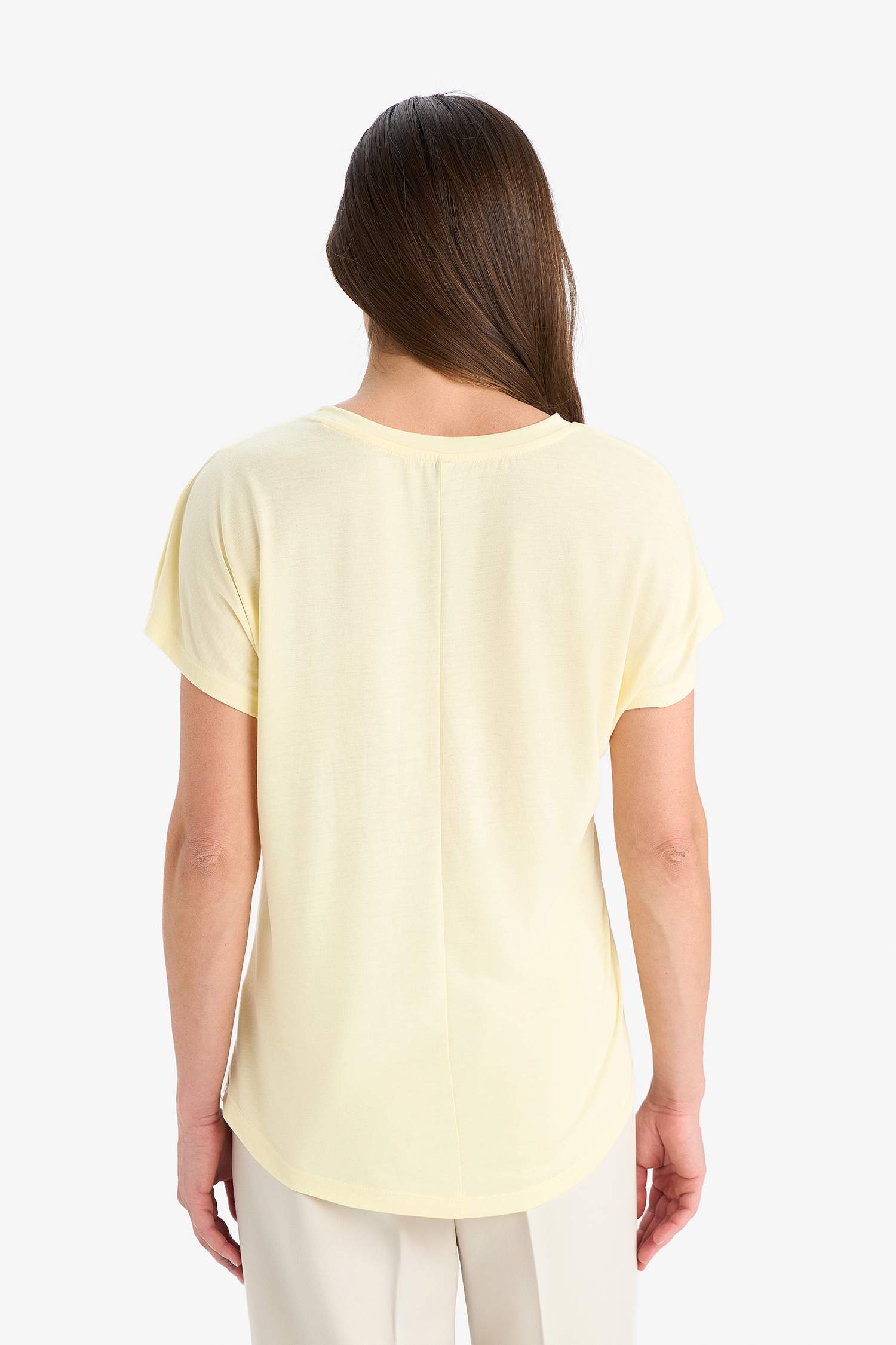 تيشيرت نص ردن بياخة مستديرة وقصة عادية