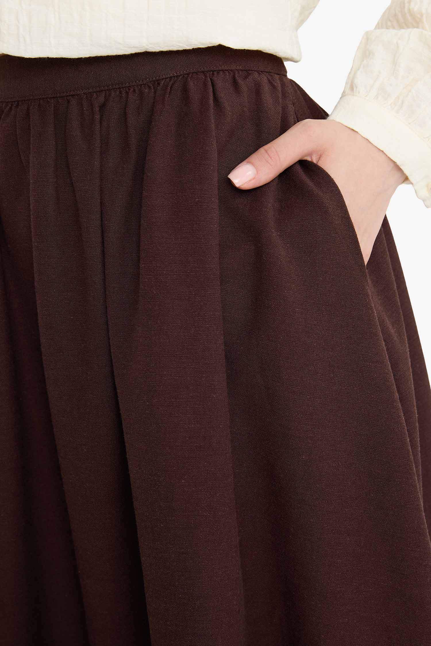 تنورة طويلة بكسرات من مزيج الكتان