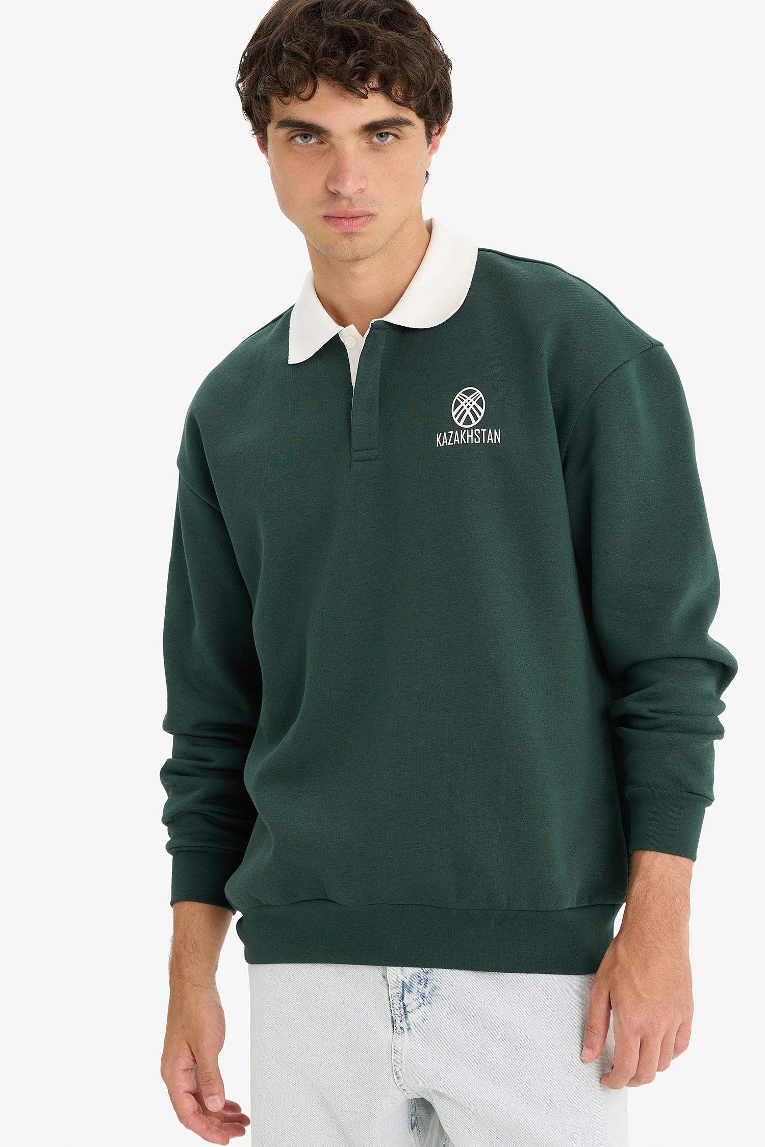 Укороченный свитшот с поло-воротником и принтом