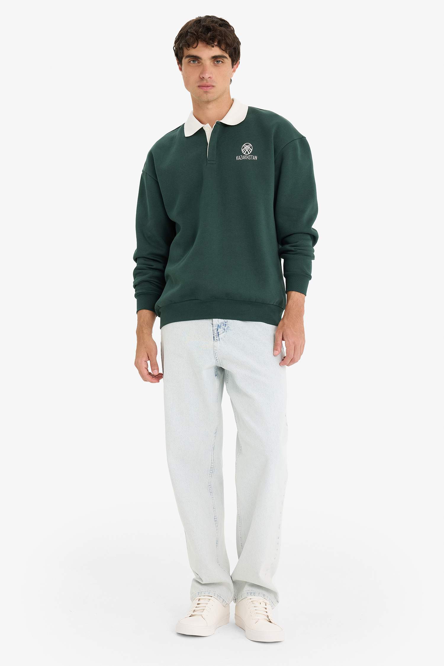 Укороченный свитшот с поло-воротником и принтом