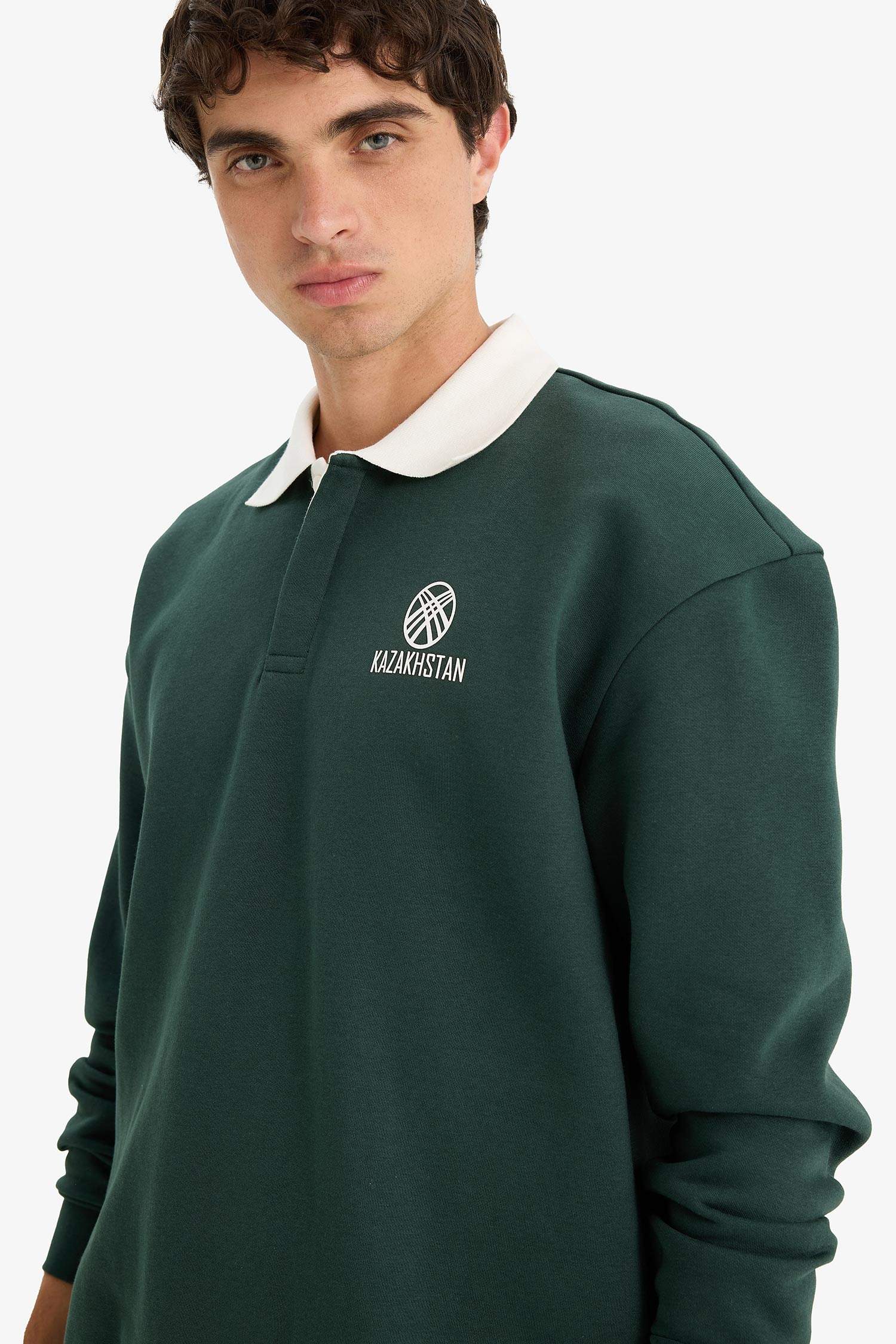 Укороченный свитшот с поло-воротником и принтом