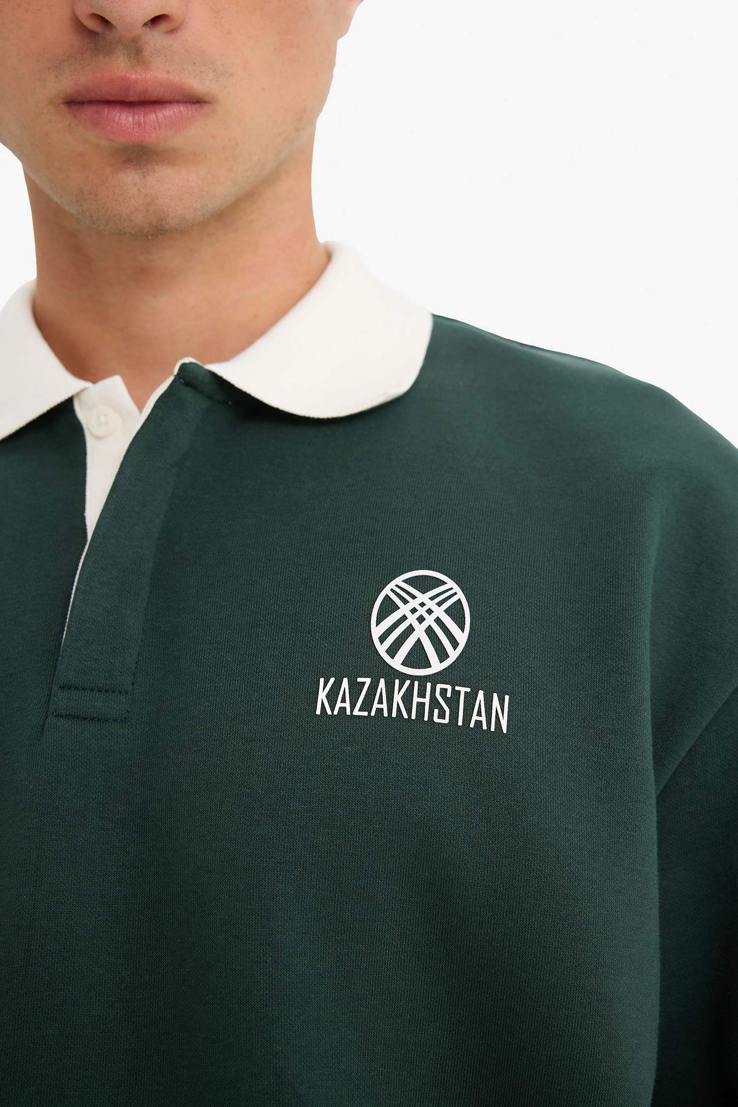 Укороченный свитшот с поло-воротником и принтом