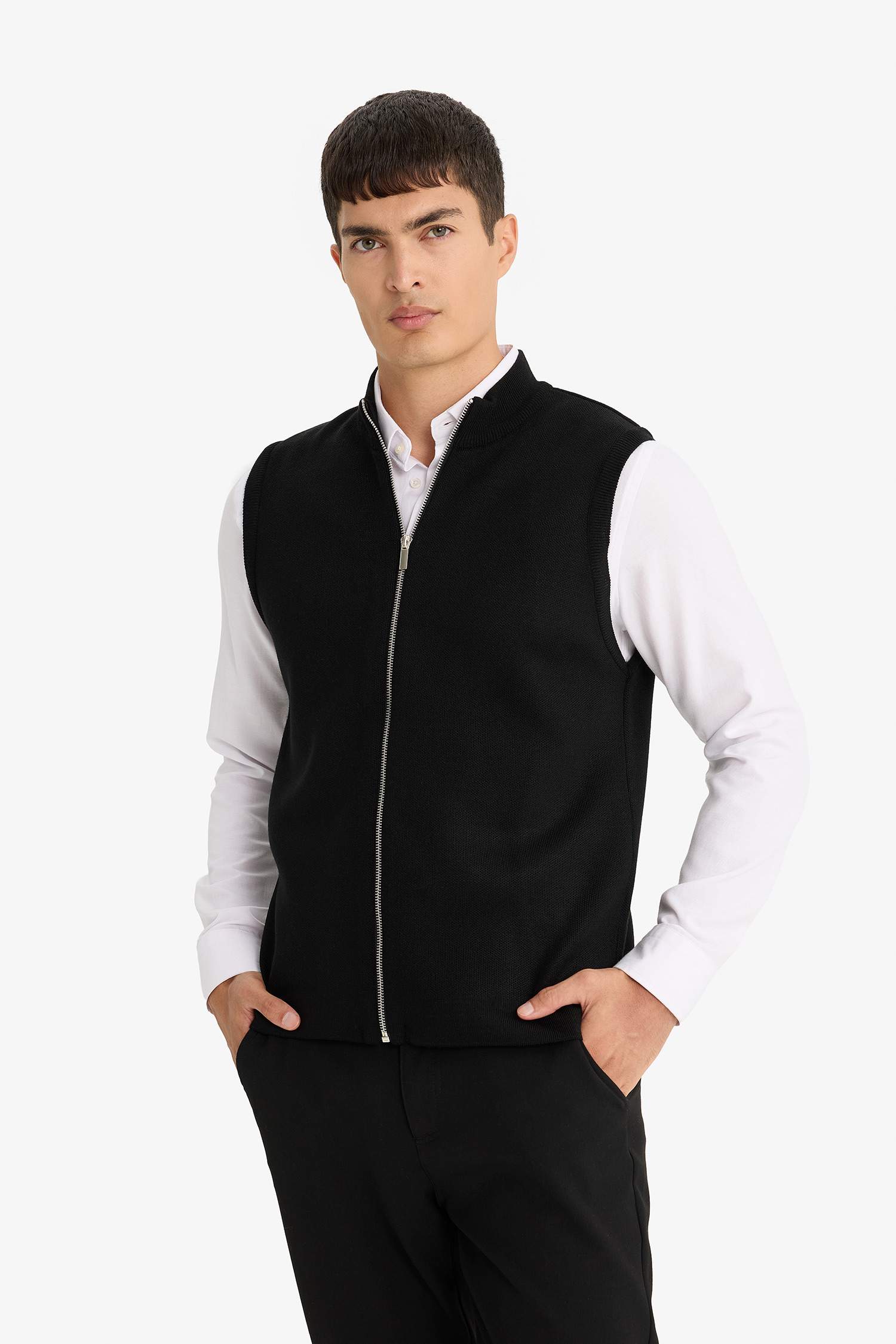 Standart Fit Dik Yaka Fermuarlı Triko Yelek