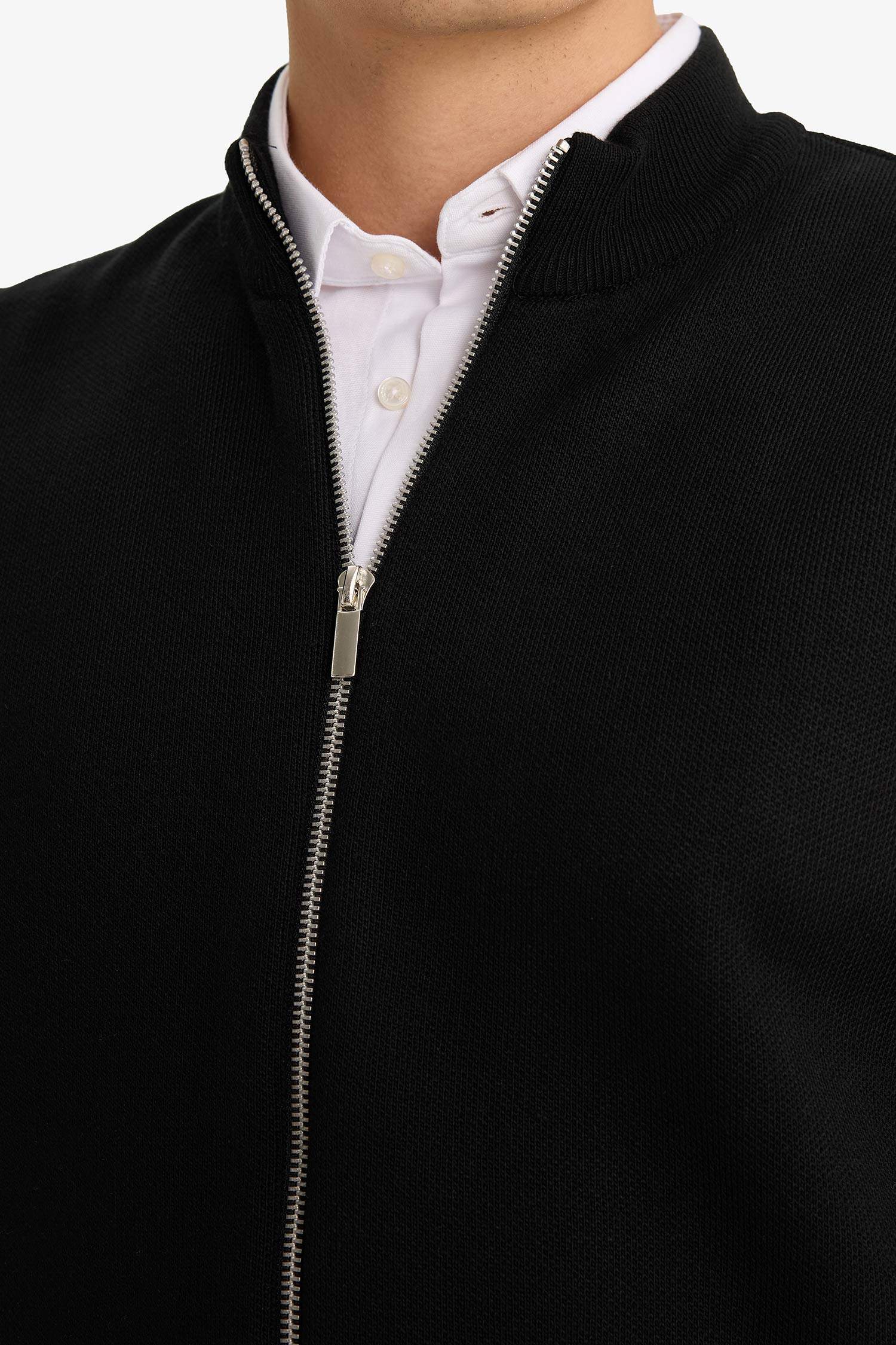 Standart Fit Dik Yaka Fermuarlı Triko Yelek