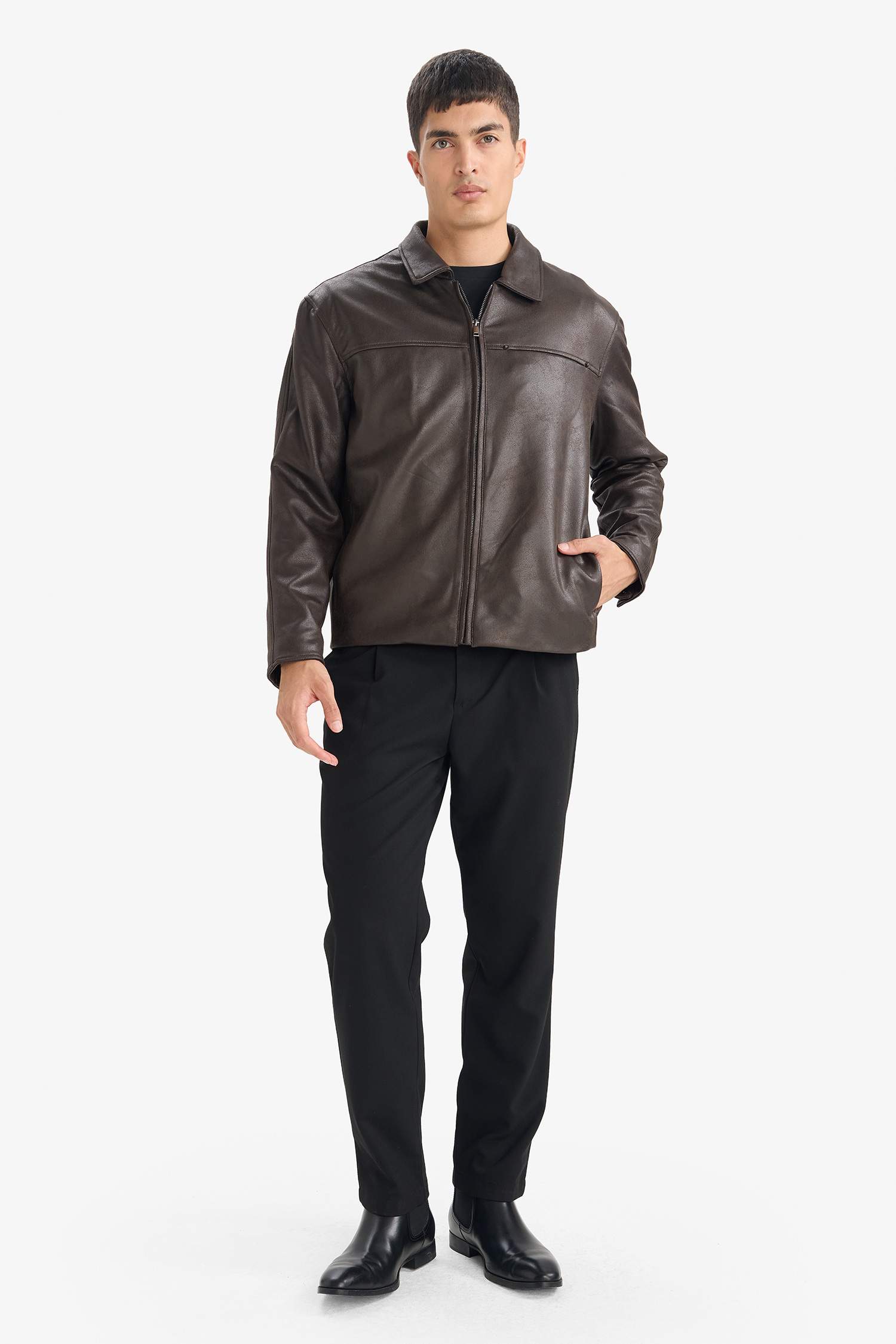 جاكيت جلد صناعي قصة عادية بياقة بولو وجيب من الداخل