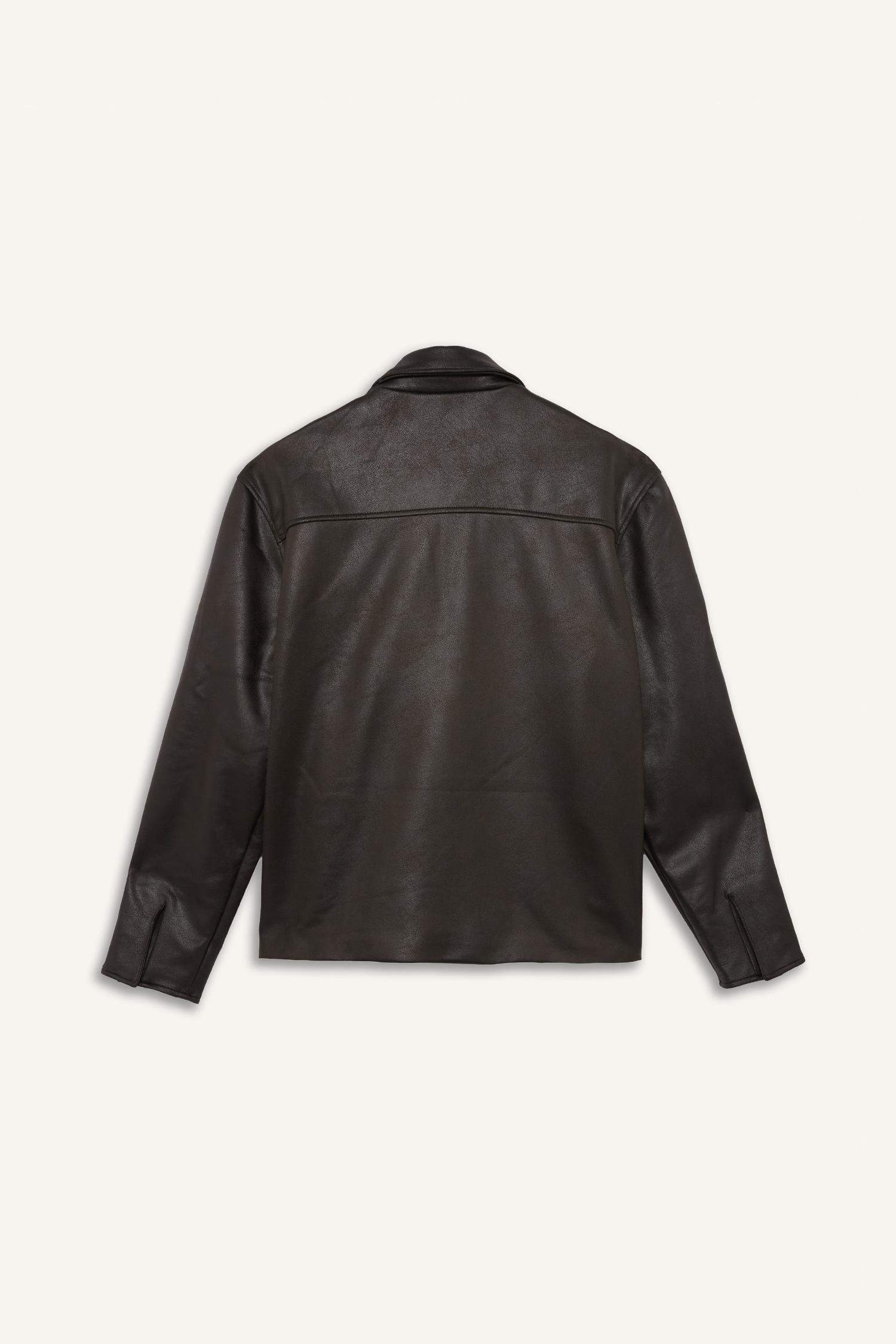 جاكيت جلد صناعي قصة عادية بياقة بولو وجيب من الداخل