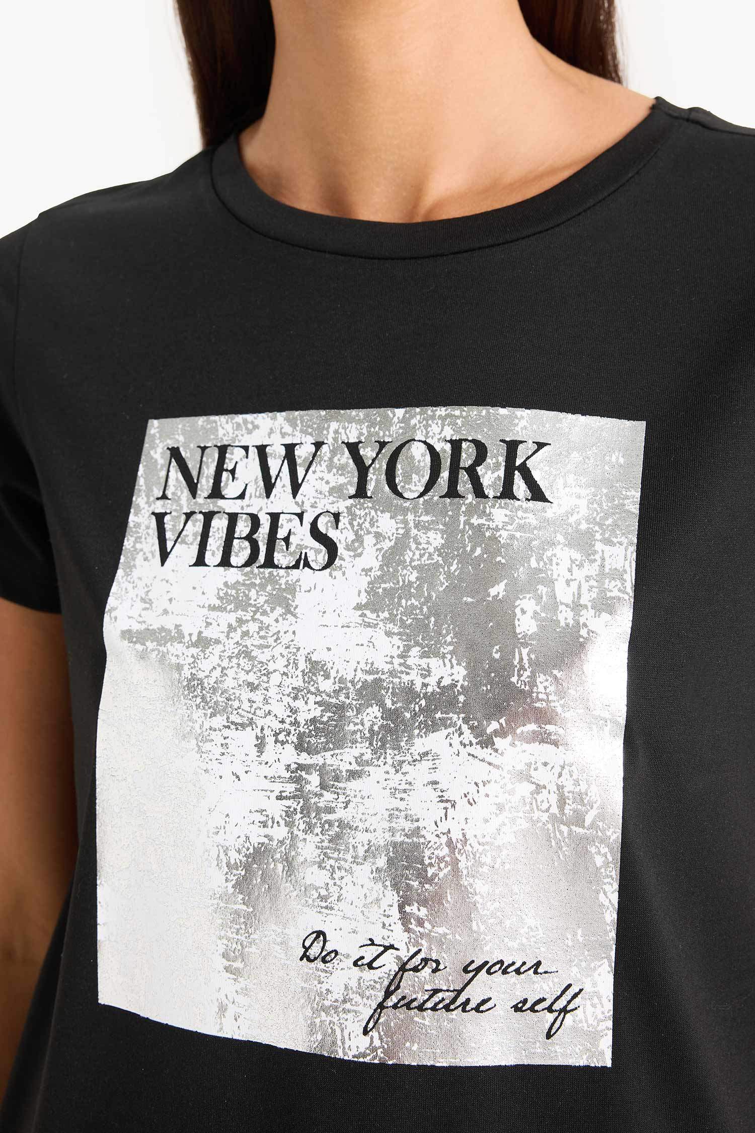 تيشيرت نص كم مطبوع قصة عادية برقبة مستديرة