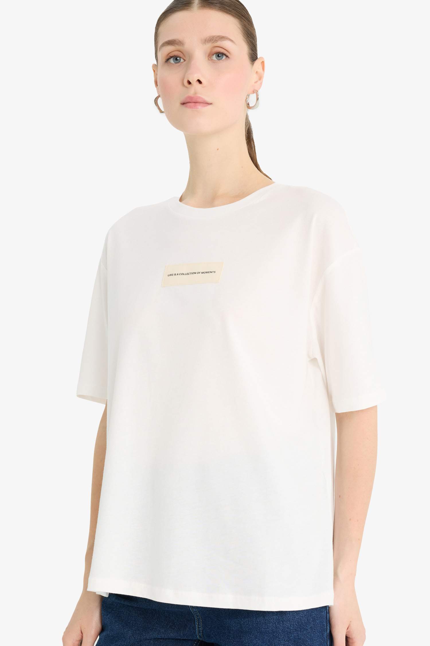 Relax Fit Bisiklet Yaka Aplike Baskılı Penye Kısa Kollu Tişört