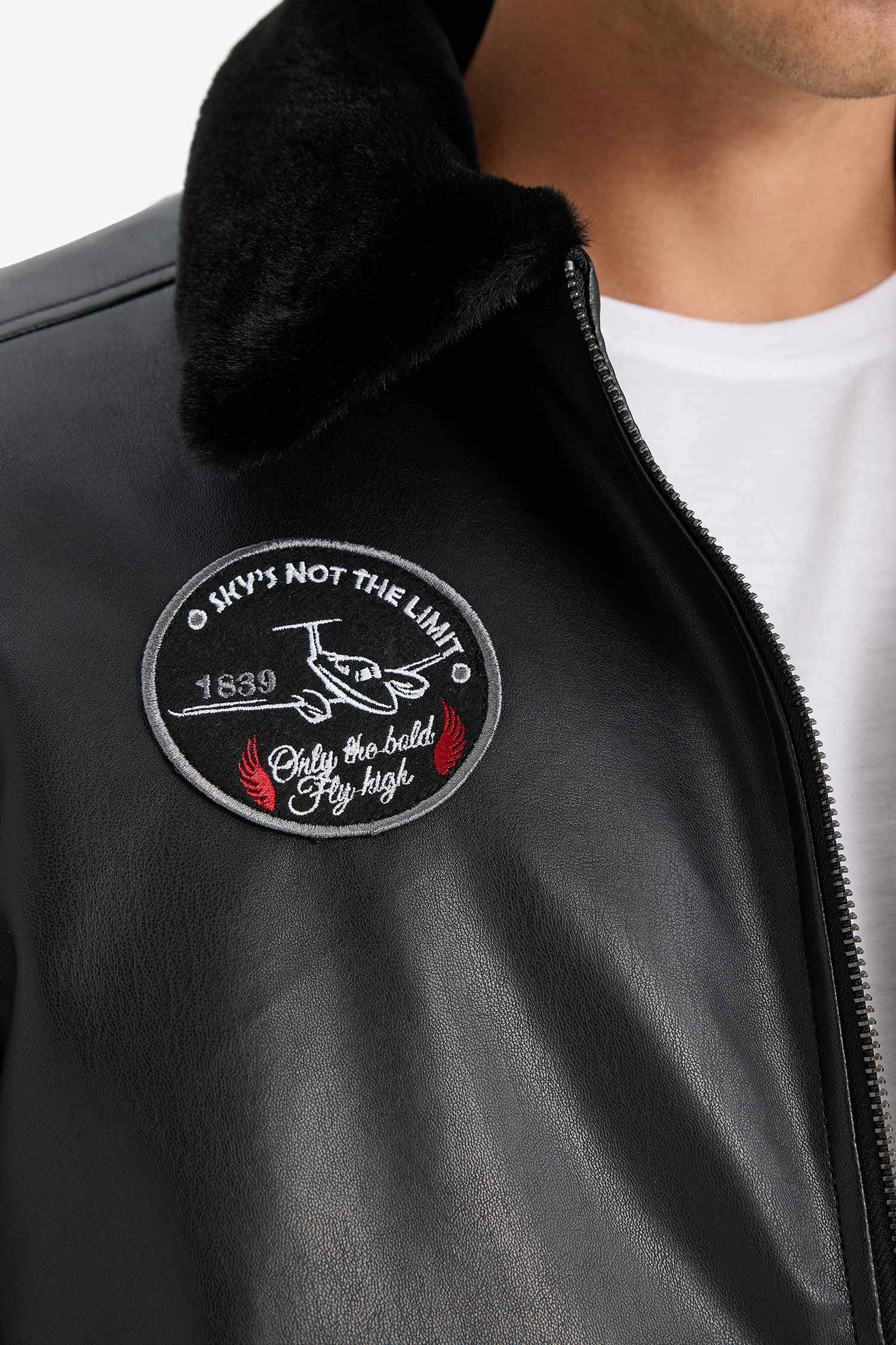 جاكيت جلد صناعي قصة عادية ببطانة وجيوب