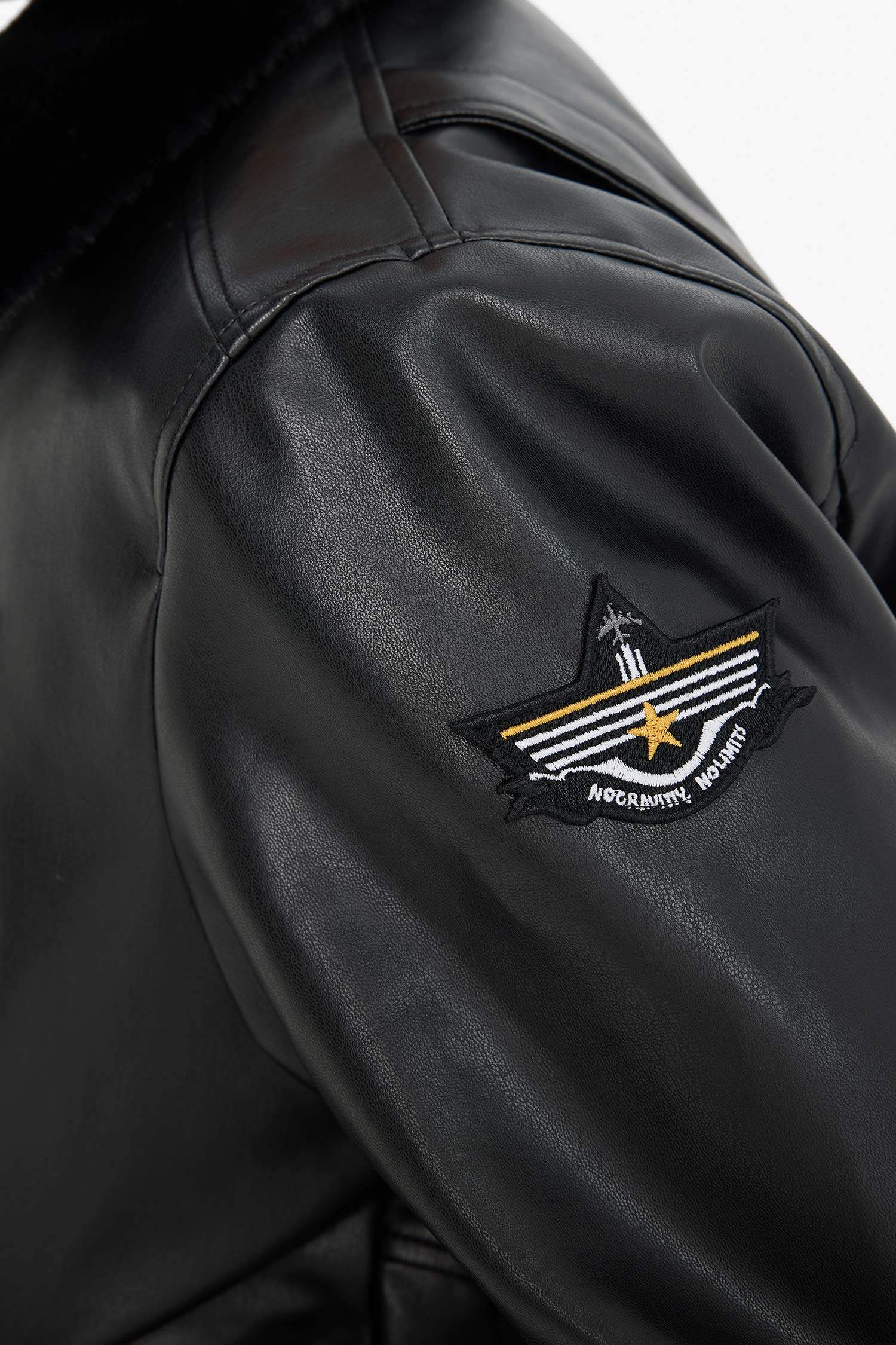 جاكيت جلد صناعي قصة عادية ببطانة وجيوب