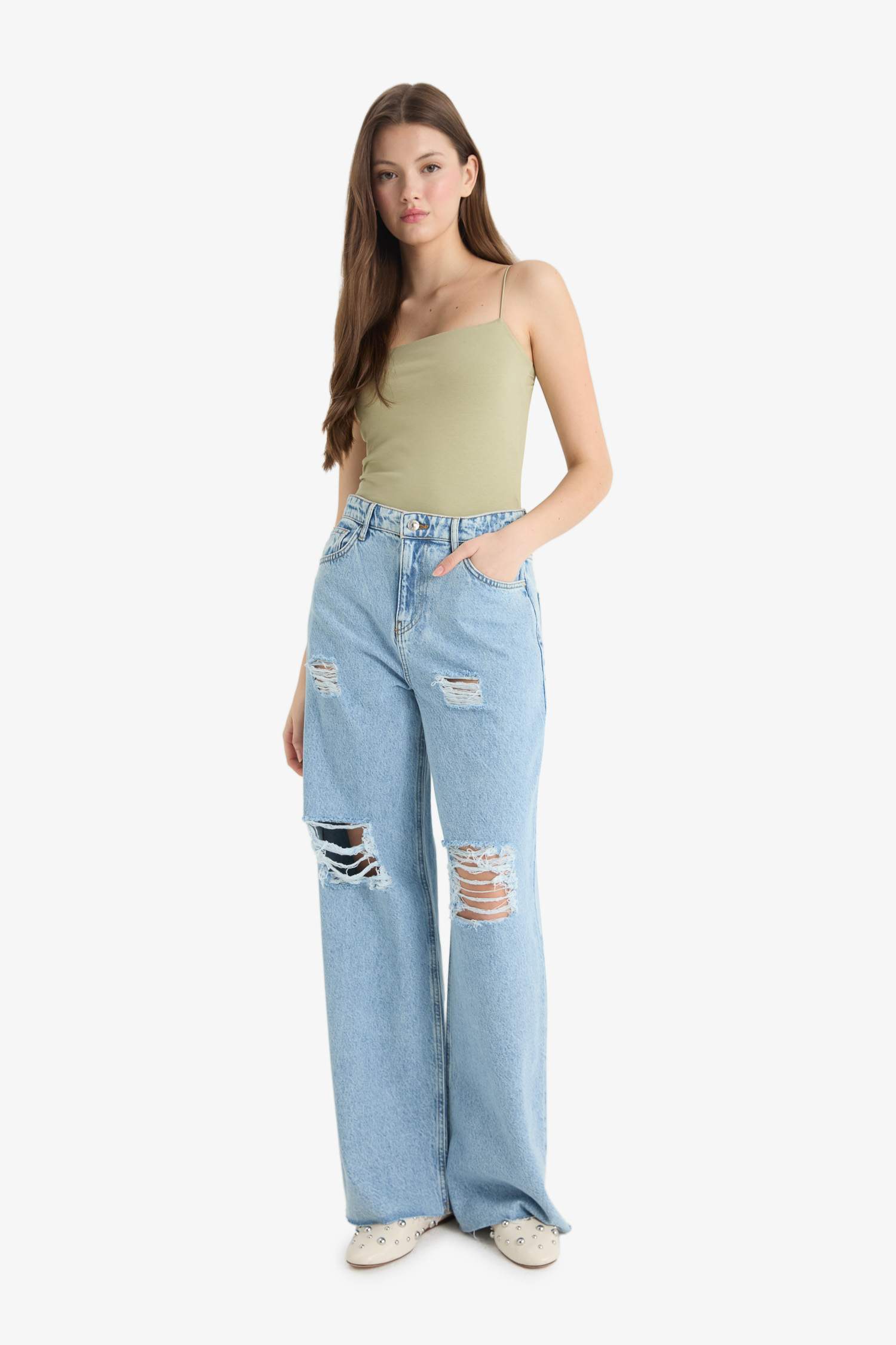 Приталенная базовая майка с квадратным вырезом и тонкими бретелями