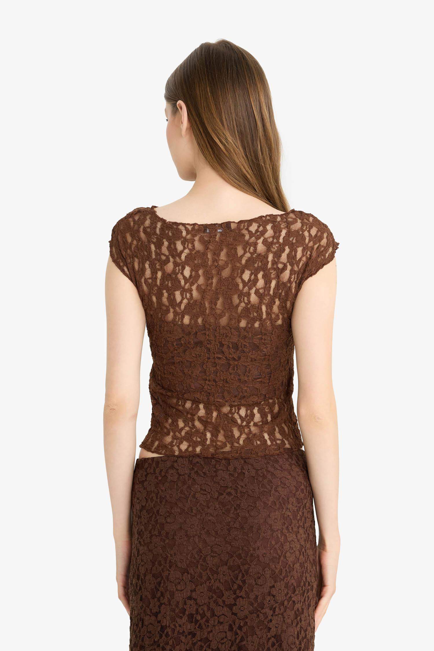 بلوزة نص ردن مخصر دانتيل بياخة مستديرة