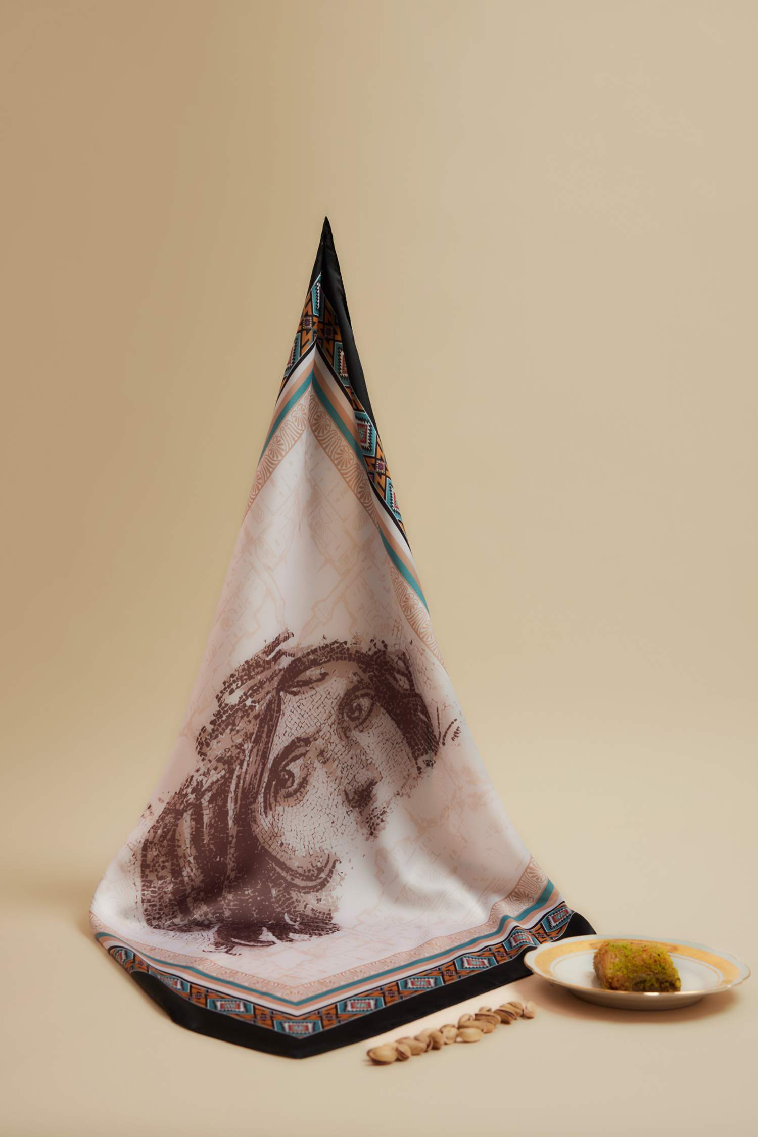 Kadın Zeugma Temalı Fular