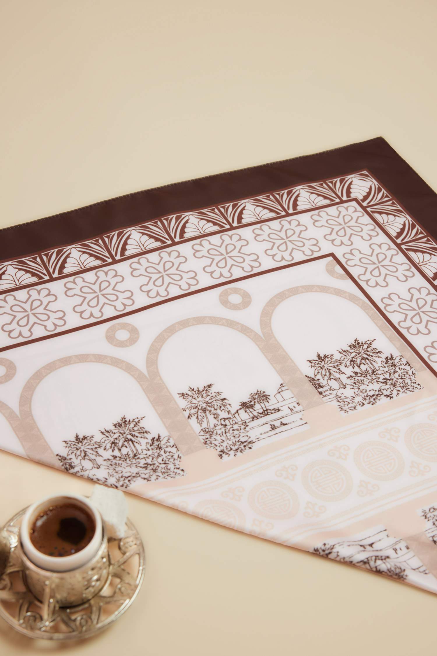 Kadın Mardin Temalı Fular