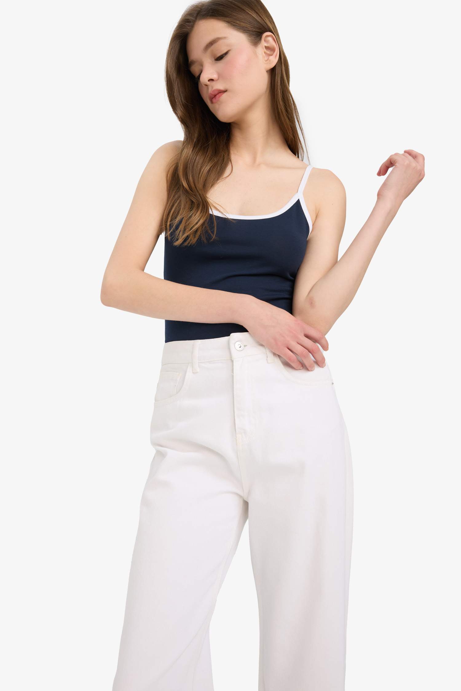 Футболка с V-образным вырезом, облегающая