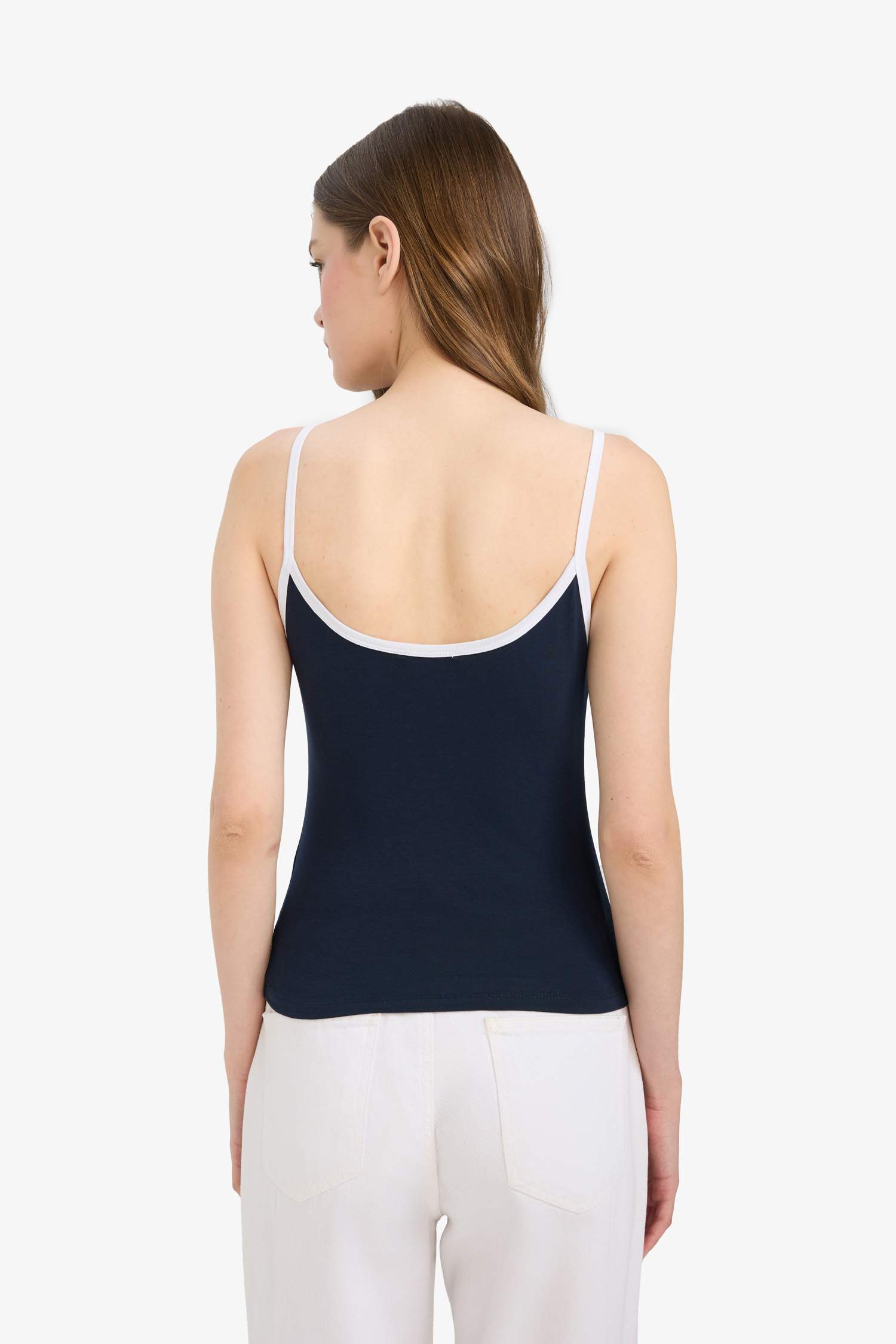 Футболка с V-образным вырезом, облегающая