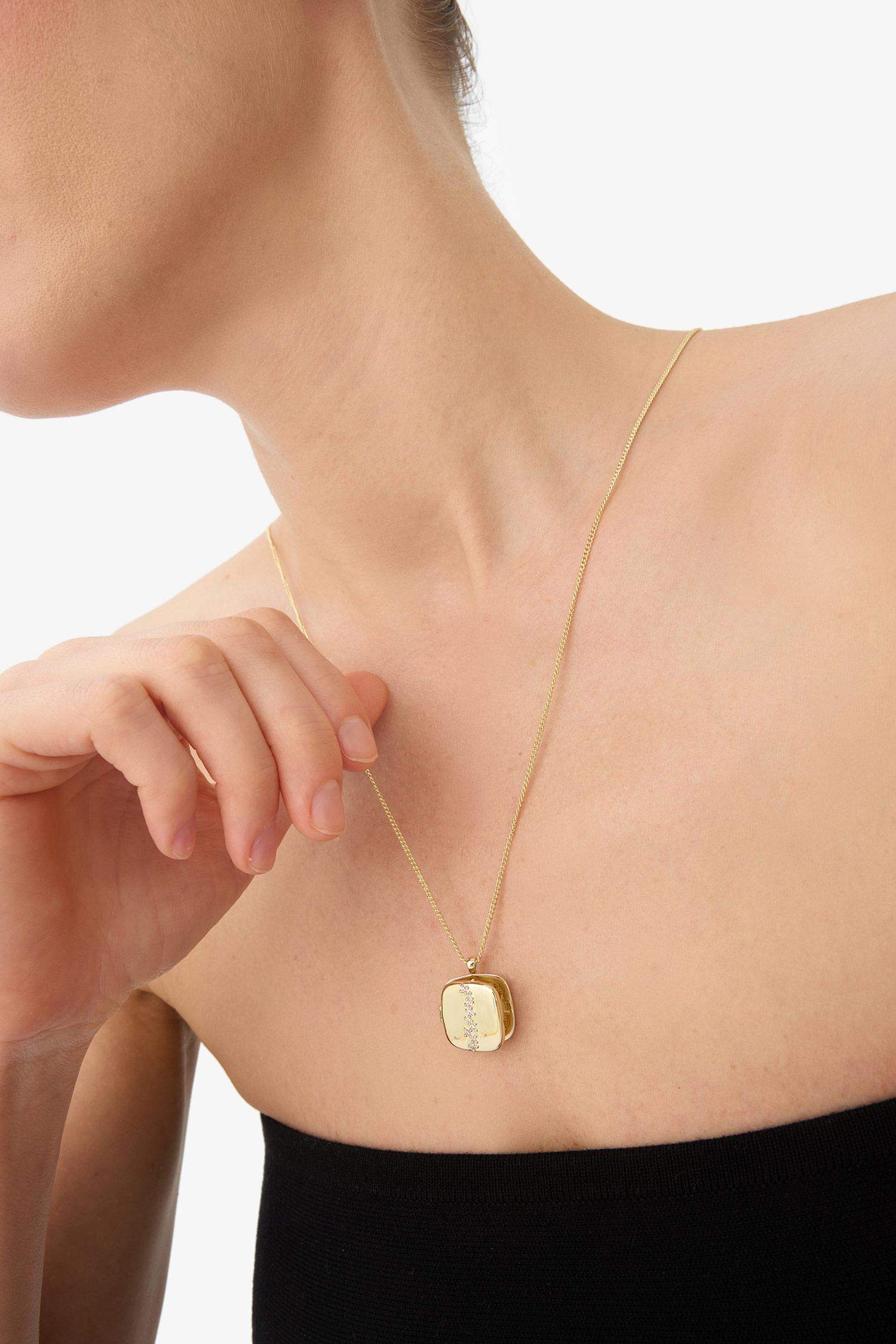 Reis x DeFacto 14 Ayar Altın Kaplama Queen Luna Kadın Kare Fotoğraf Çerçeveli Gold Kolye