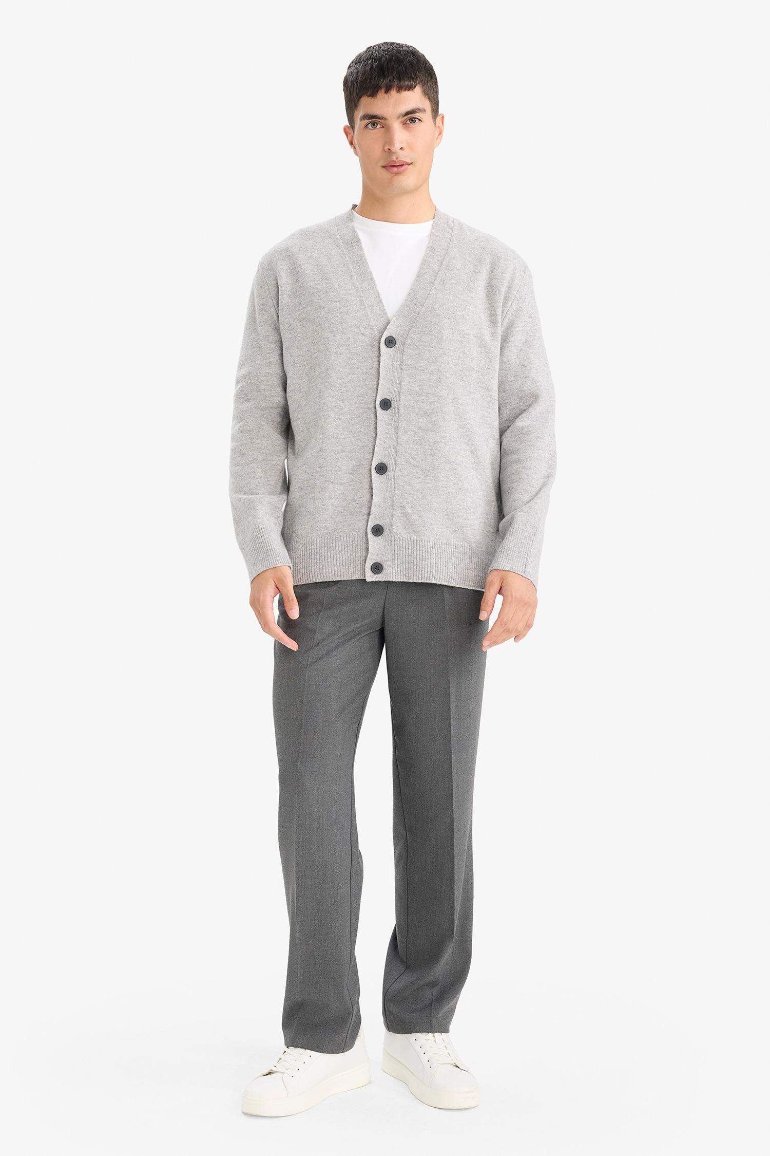 جاكيت تريكو قصة مريحة بياقة V