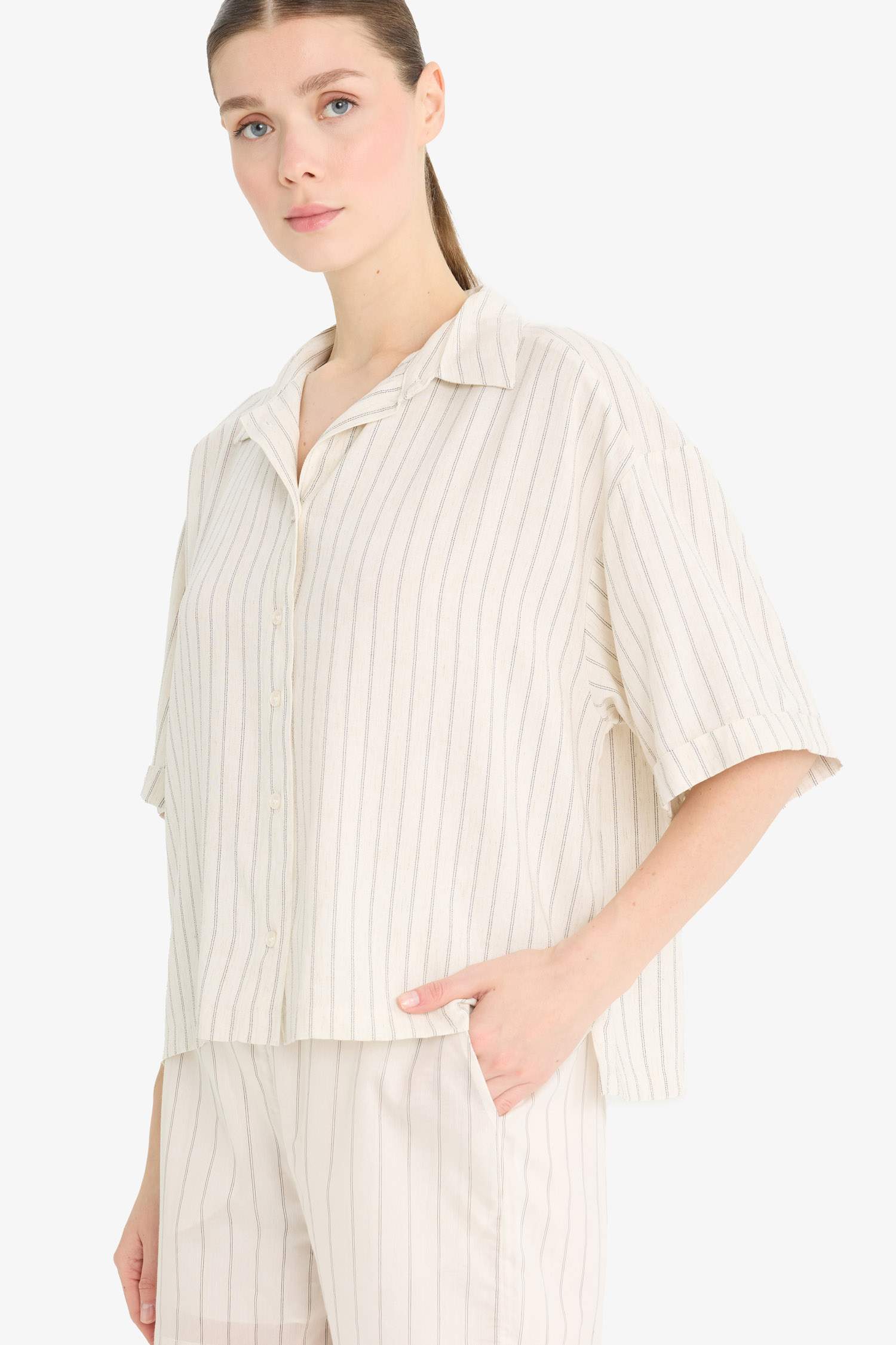 قميص مخطط نص ردن قصة فضفاضة من مزيج الكتان