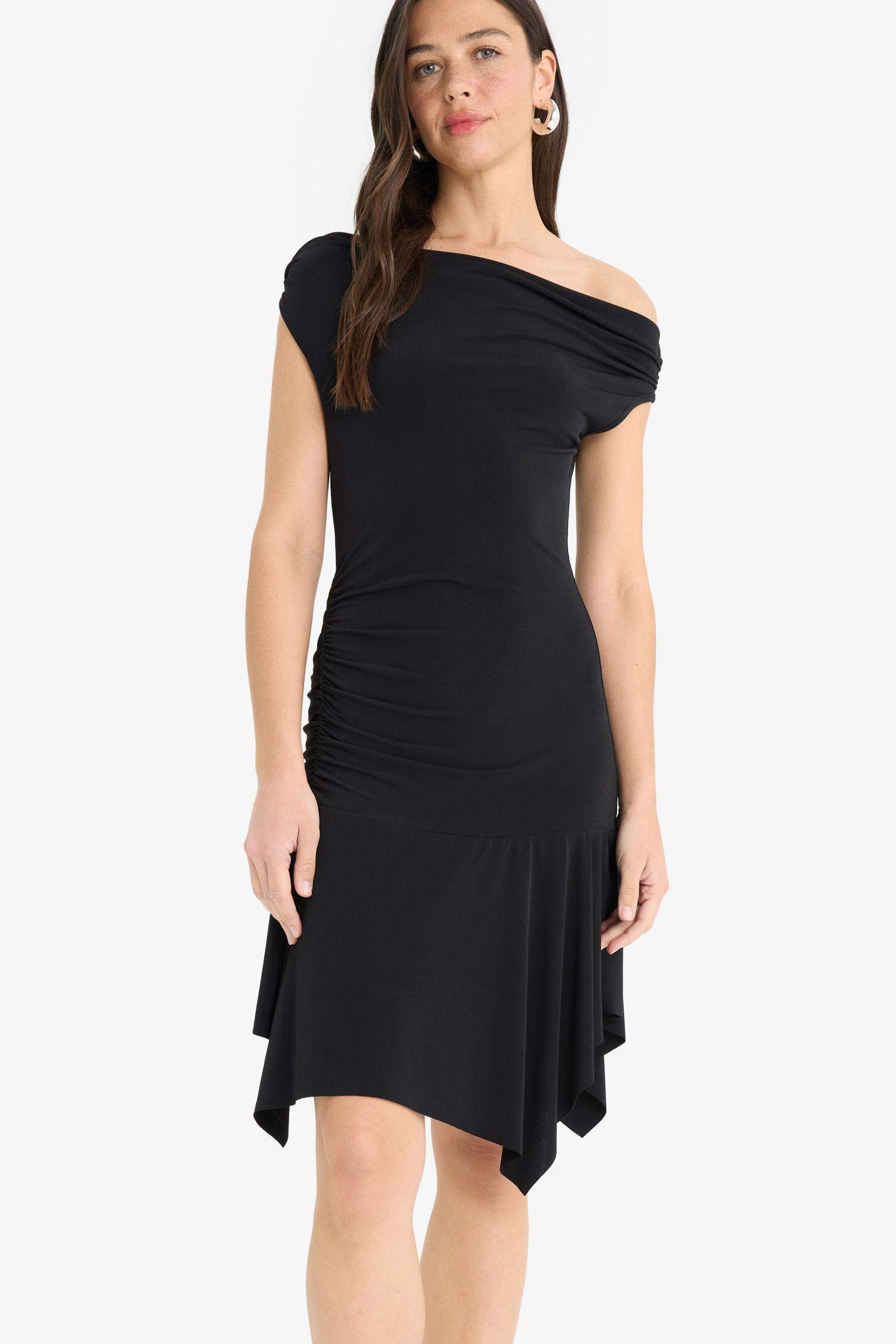 فستان اسود قصير بكتف مكشوف