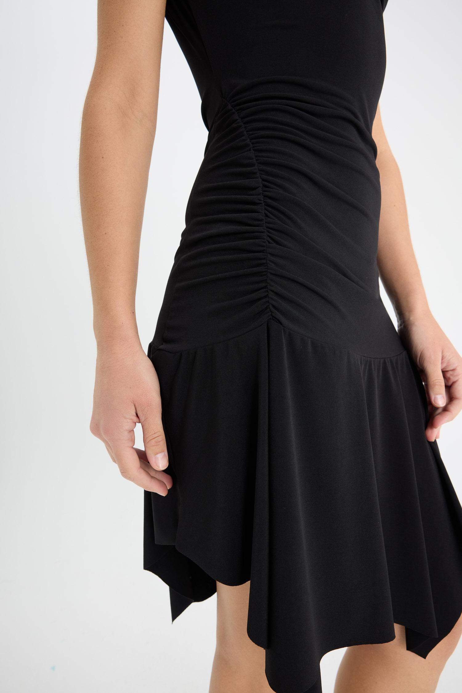 فستان اسود قصير بكتف مكشوف