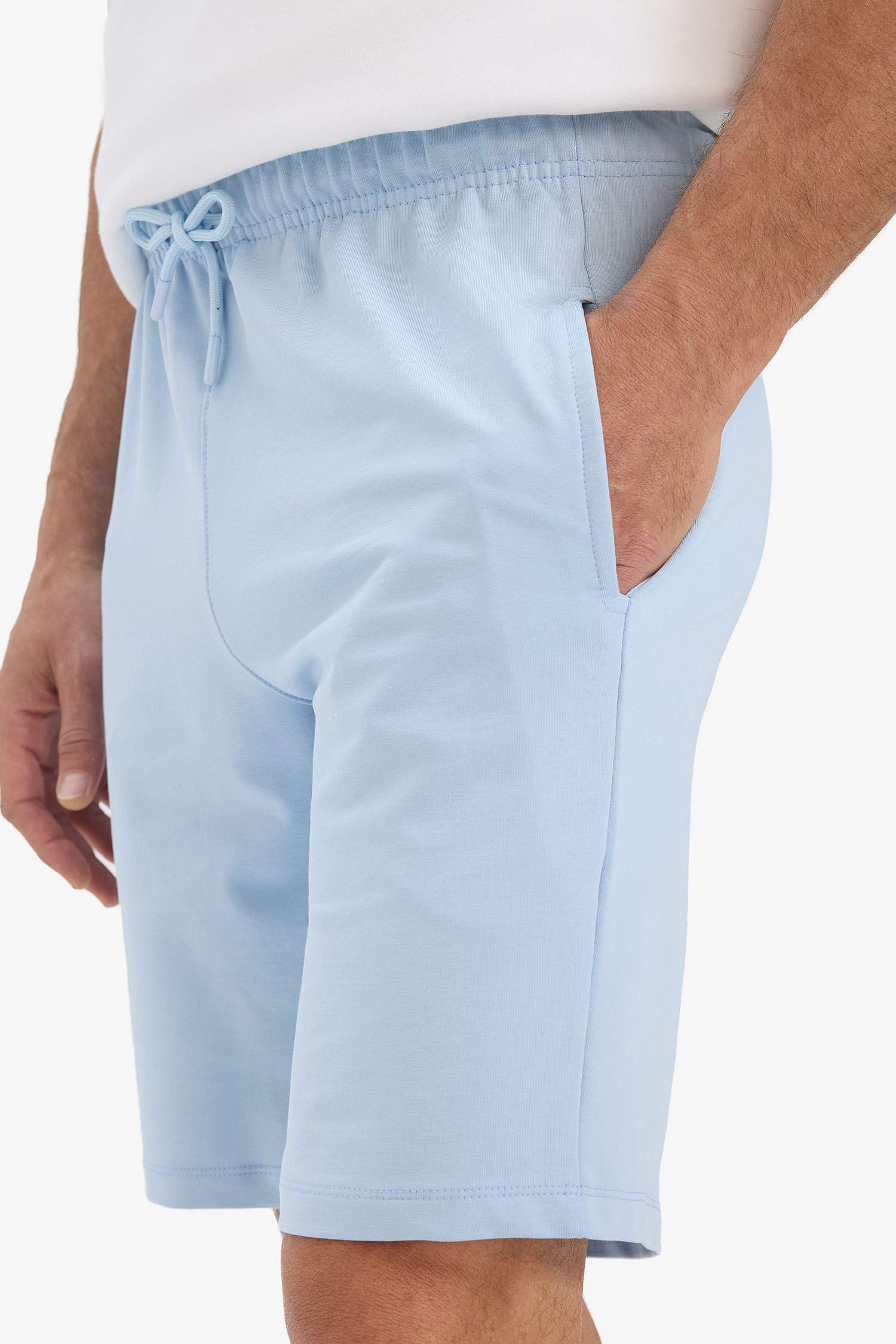 شورت عادي بجيوب و حزام