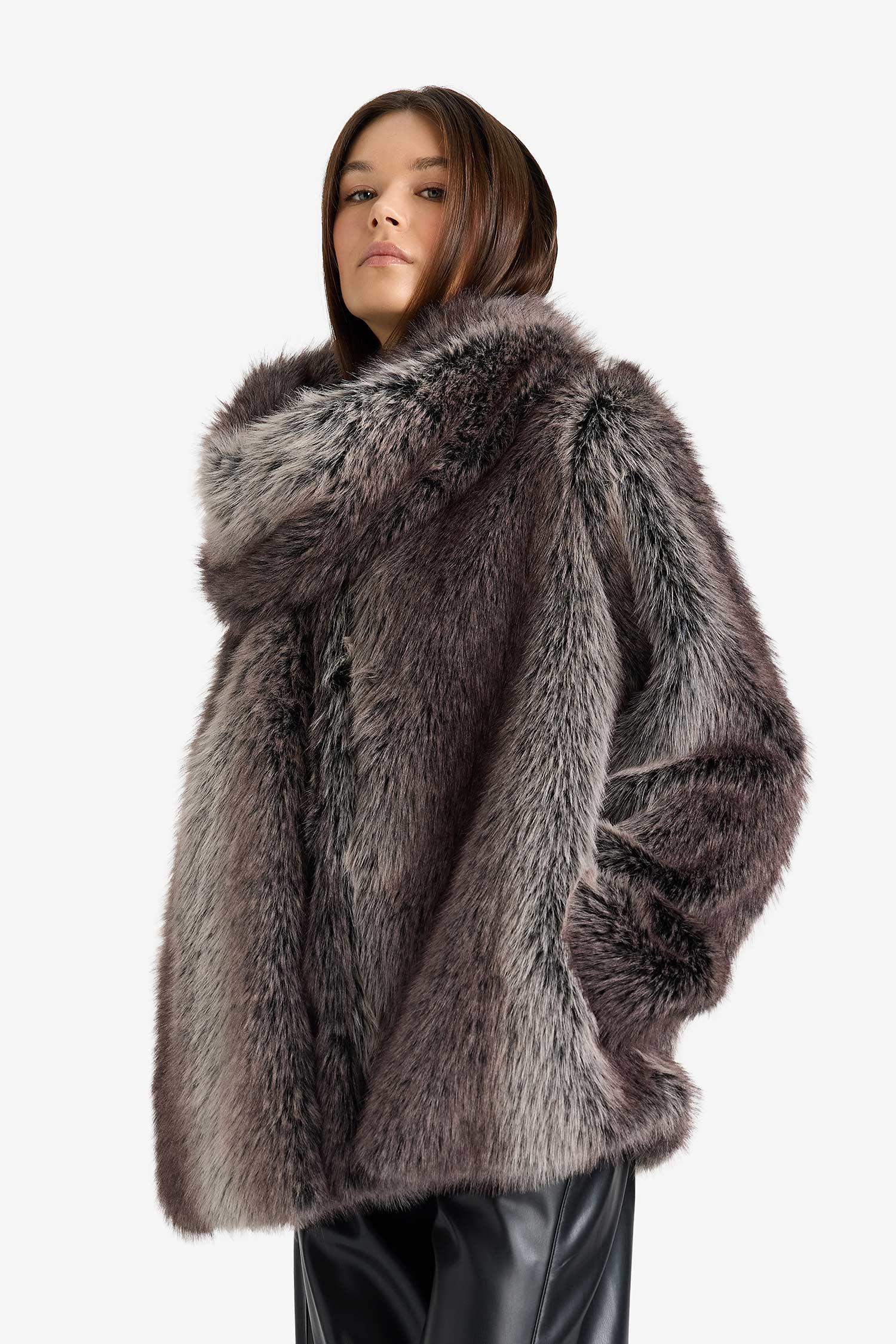 Afra x DeFacto Regular Fit Cepli Atkılı Suni Kürk