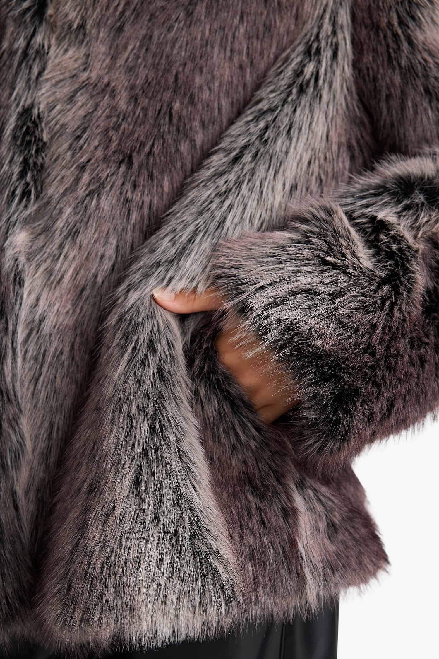 جاكيت فرو صناعي قصة عادية