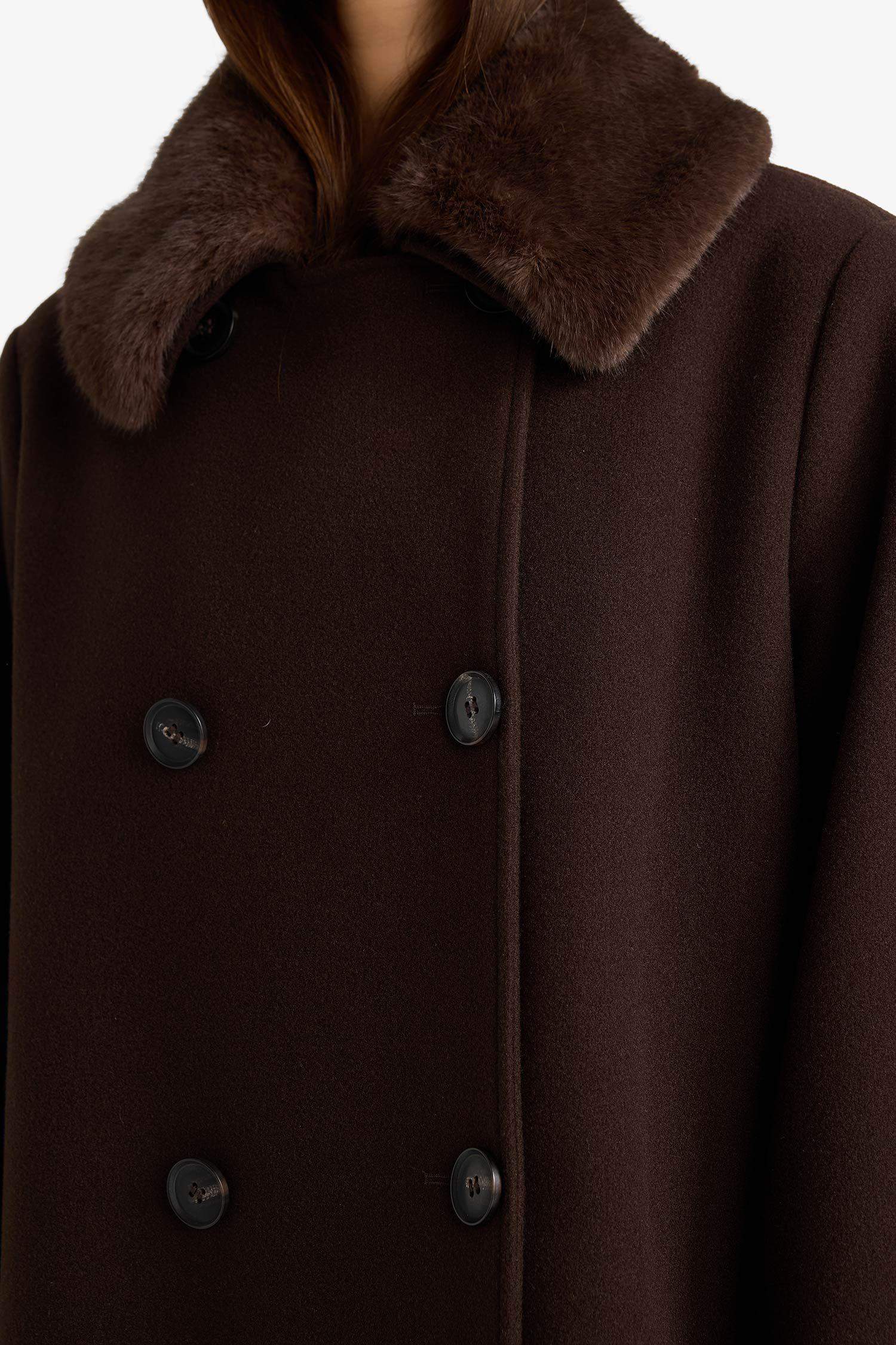 Afra x DeFacto Çıkarılabilir Suni Kürk Yaka Regular Fit Düğmeli Cepli Uzun Kaşe Kaban