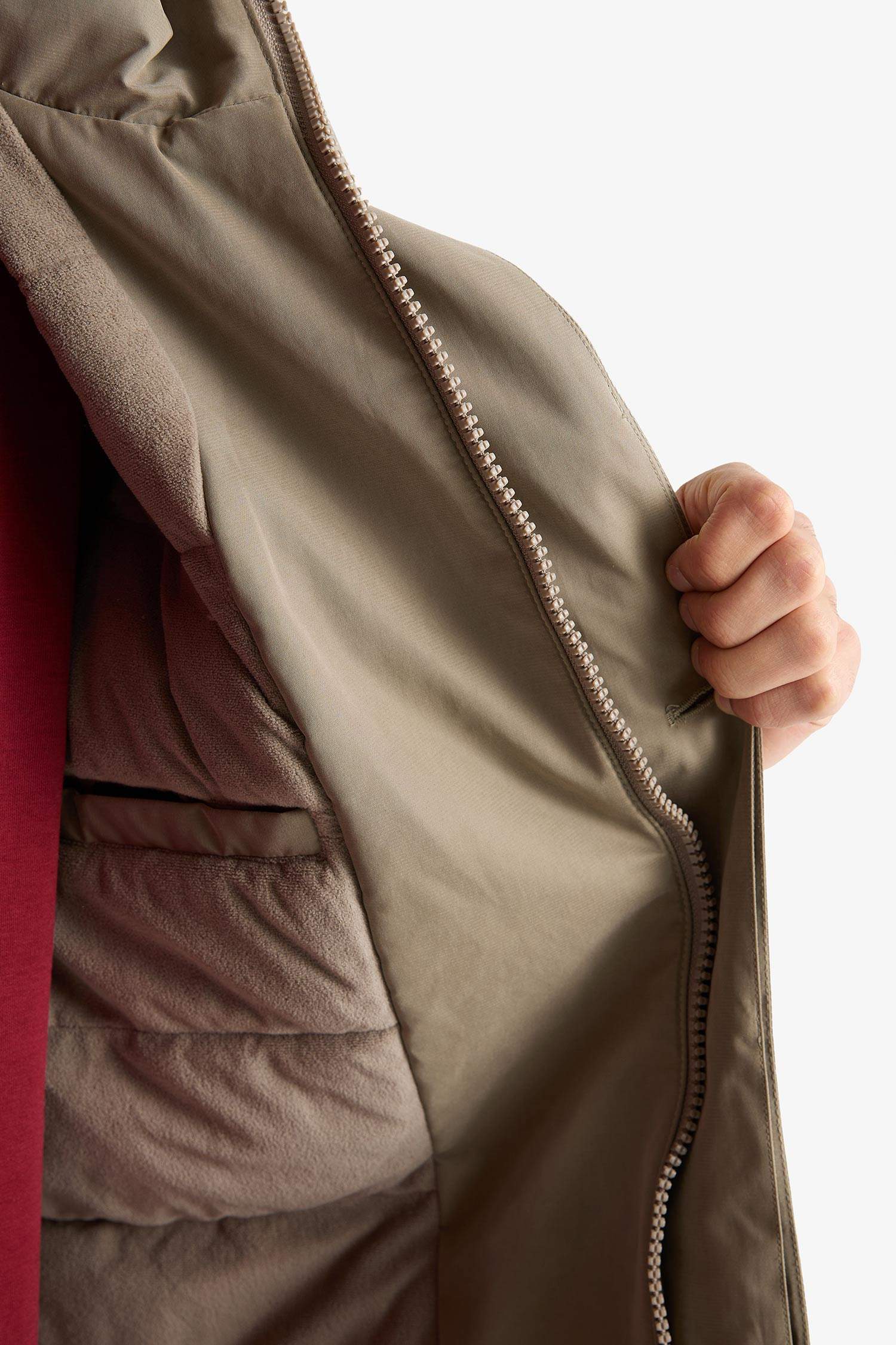 Водонепроницаемая куртка Regular Fit с капюшоном, подкладкой и молнией