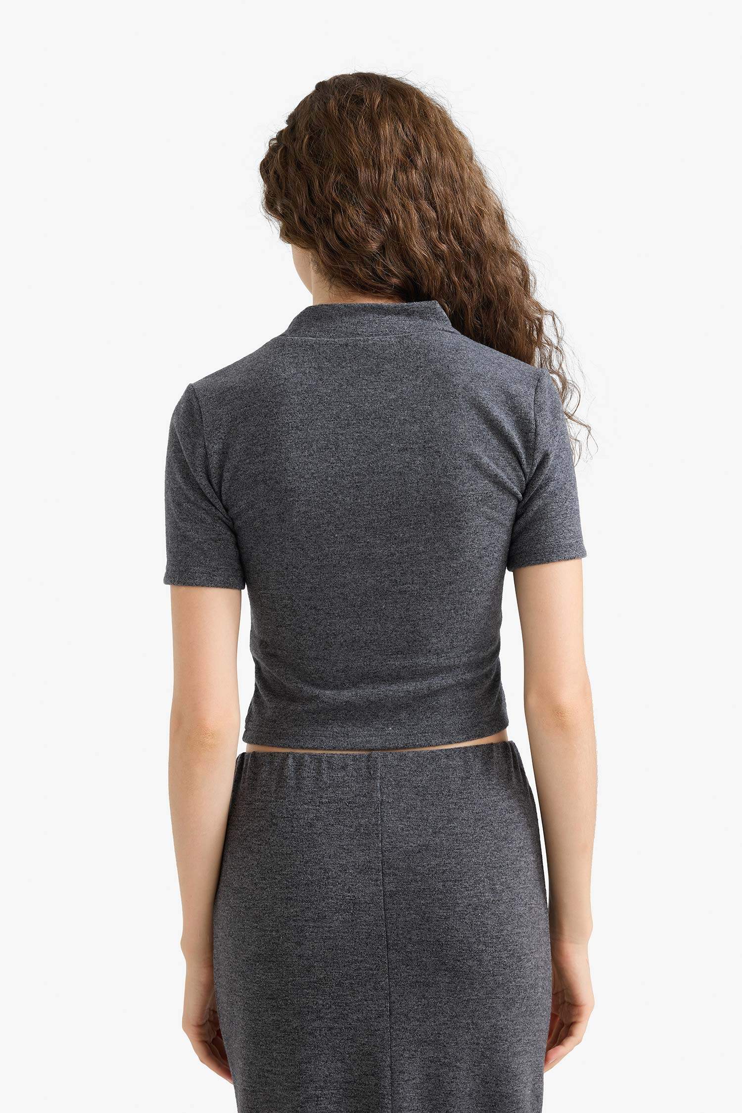 Футболка обтягивающего кроя с короткими рукавами и высоким воротником